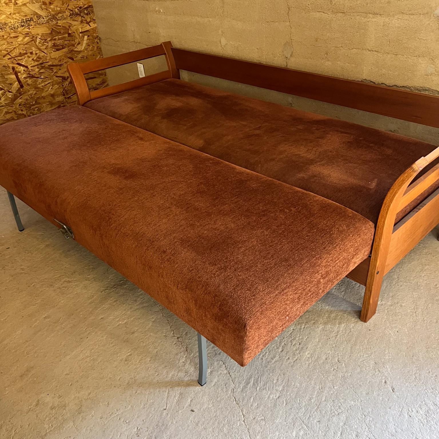 Sofá-cama moderno escandinavo de teca, años 70 en venta 2
