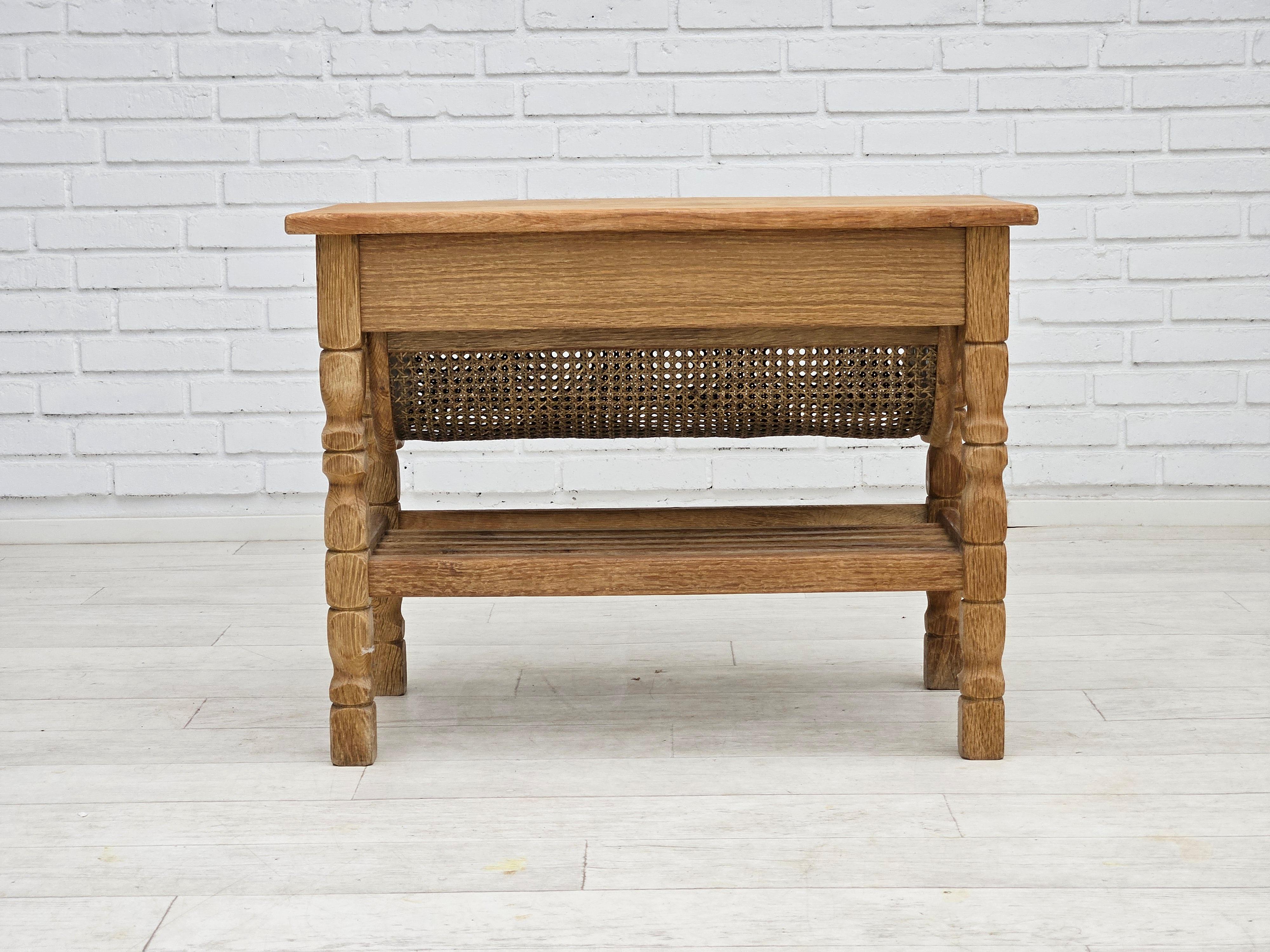 1970er Jahre, skandinavischer Nähtisch, massives Eichenholz, Rattan. im Angebot 4