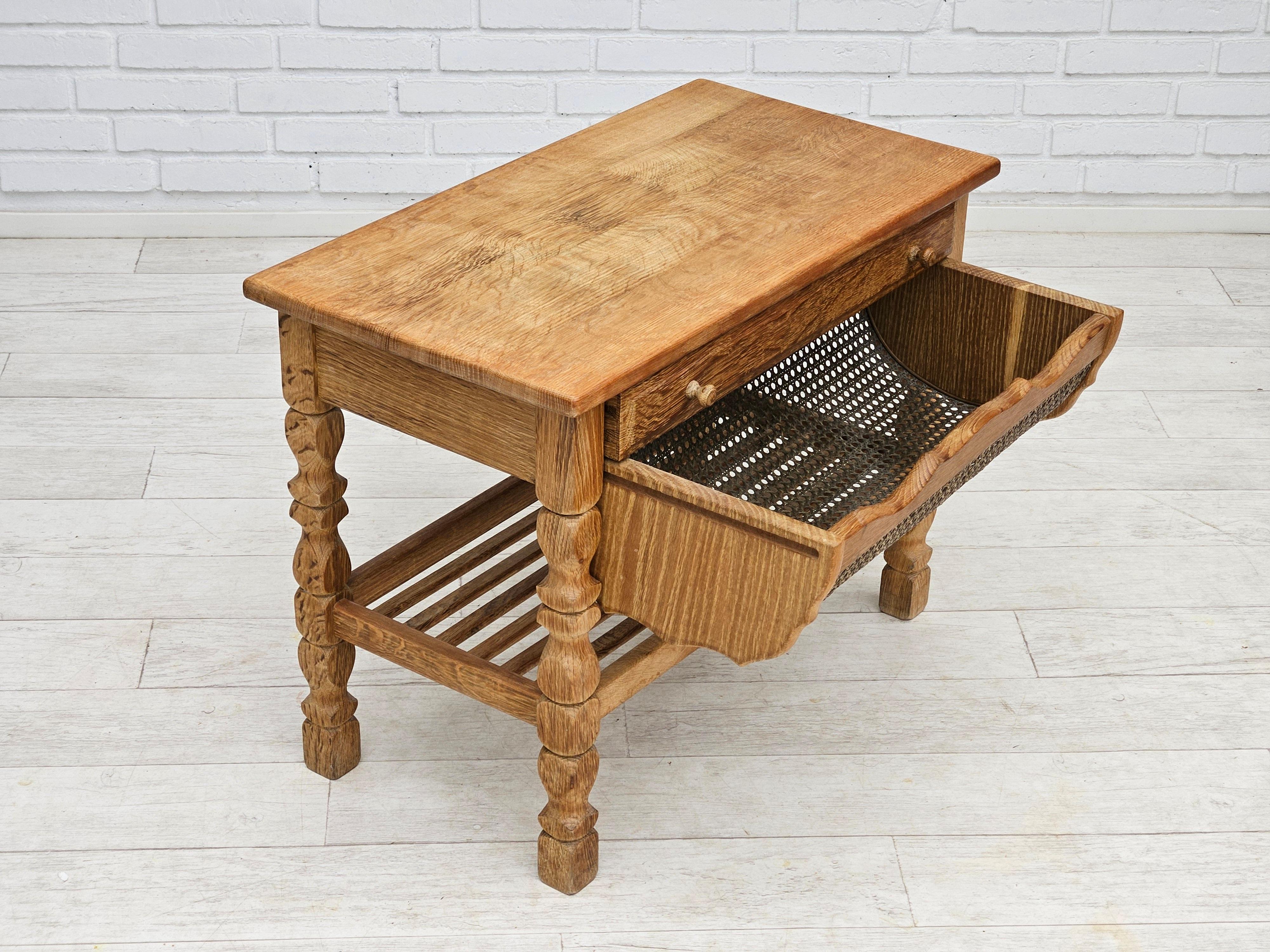 1970er Jahre, skandinavischer Nähtisch aus massivem Eichenholz mit Schubladen. Original sehr guter Zustand: keine Gerüche, keine Flecken. Massives Eichenholz, Rattan. Hergestellt von einem dänischen oder schwedischen Möbelhersteller etwa in den