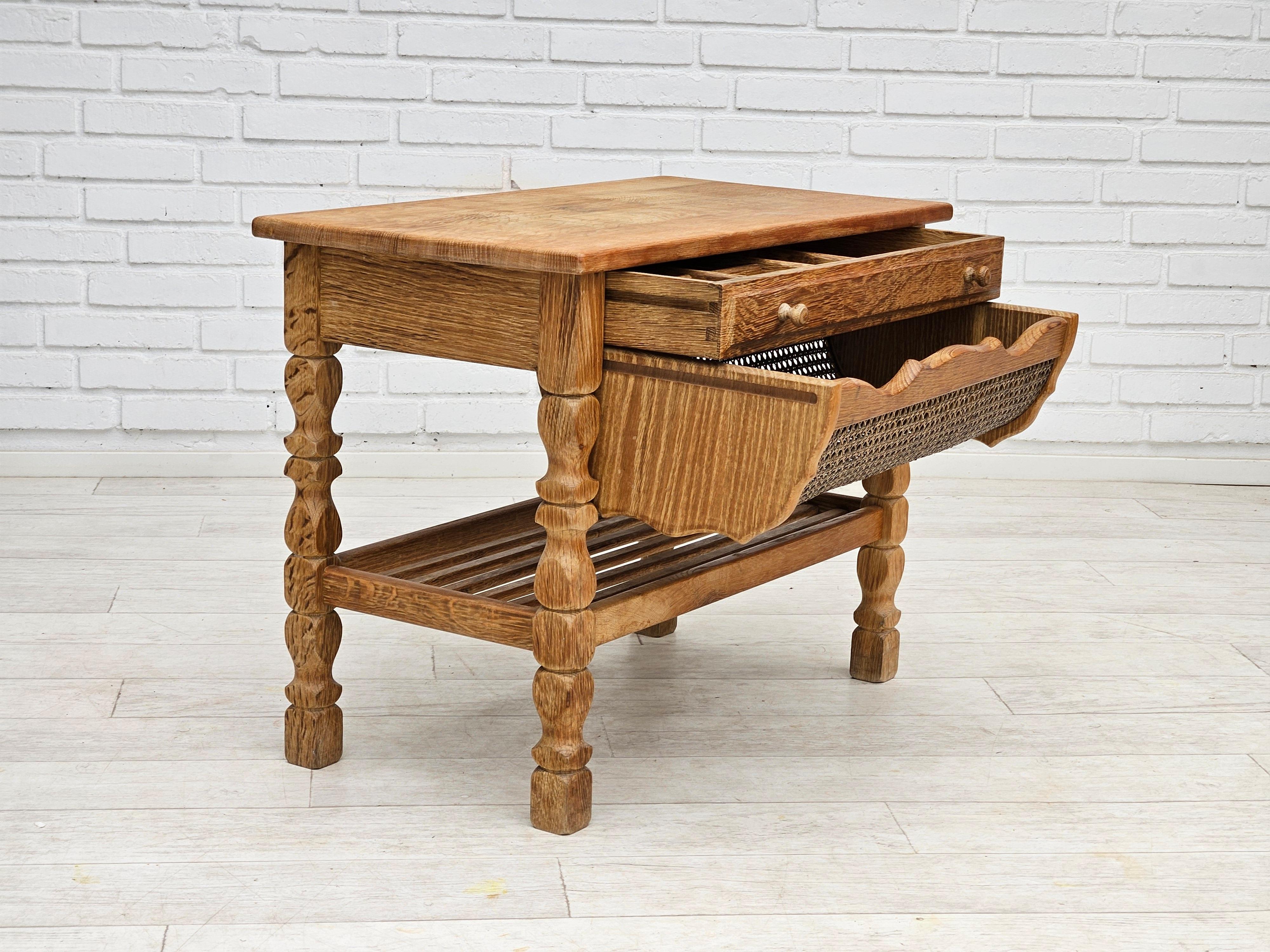 1970er Jahre, skandinavischer Nähtisch, massives Eichenholz, Rattan. (Skandinavische Moderne) im Angebot