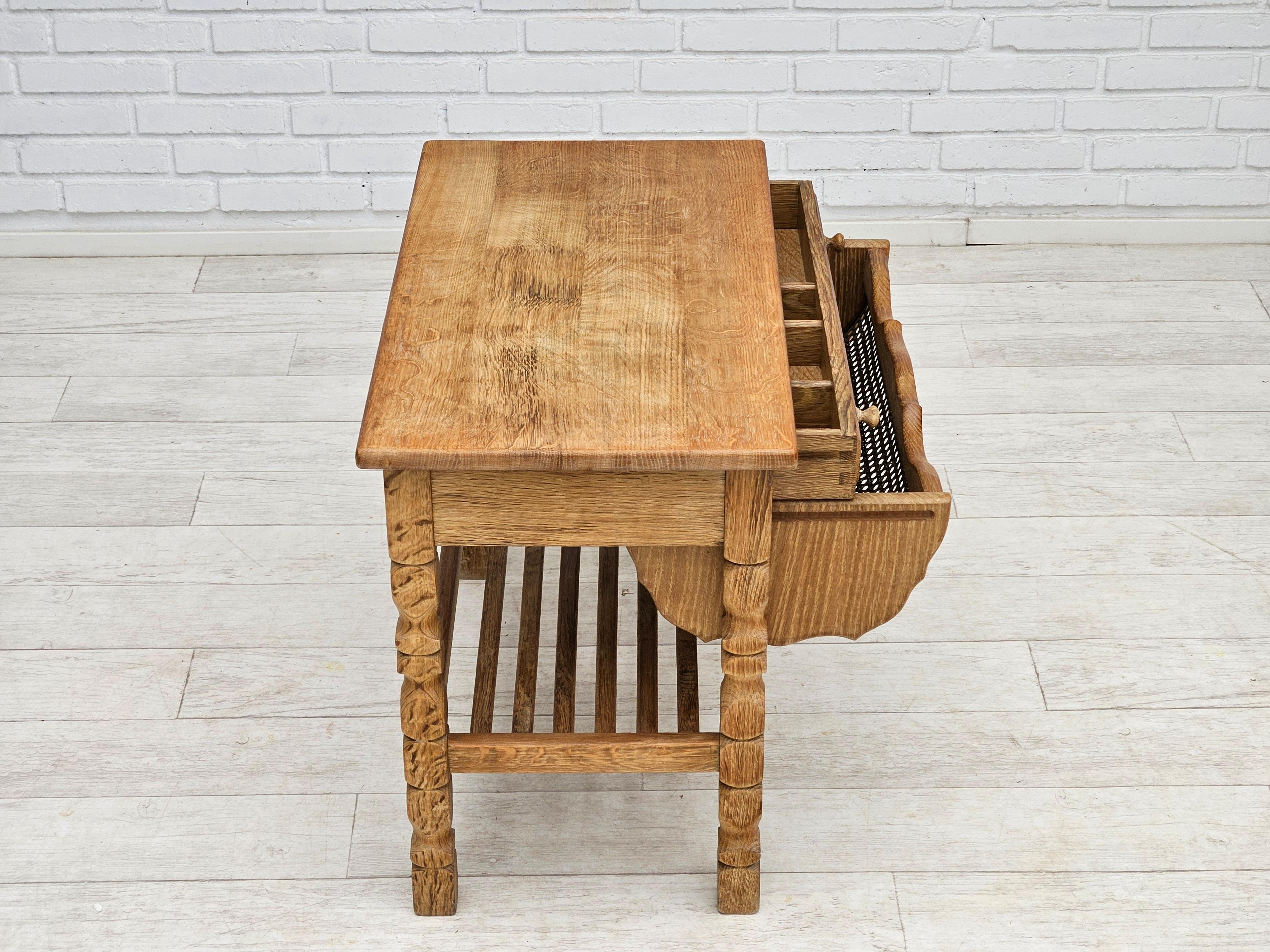 1970er Jahre, skandinavischer Nähtisch, massives Eichenholz, Rattan. im Angebot 2