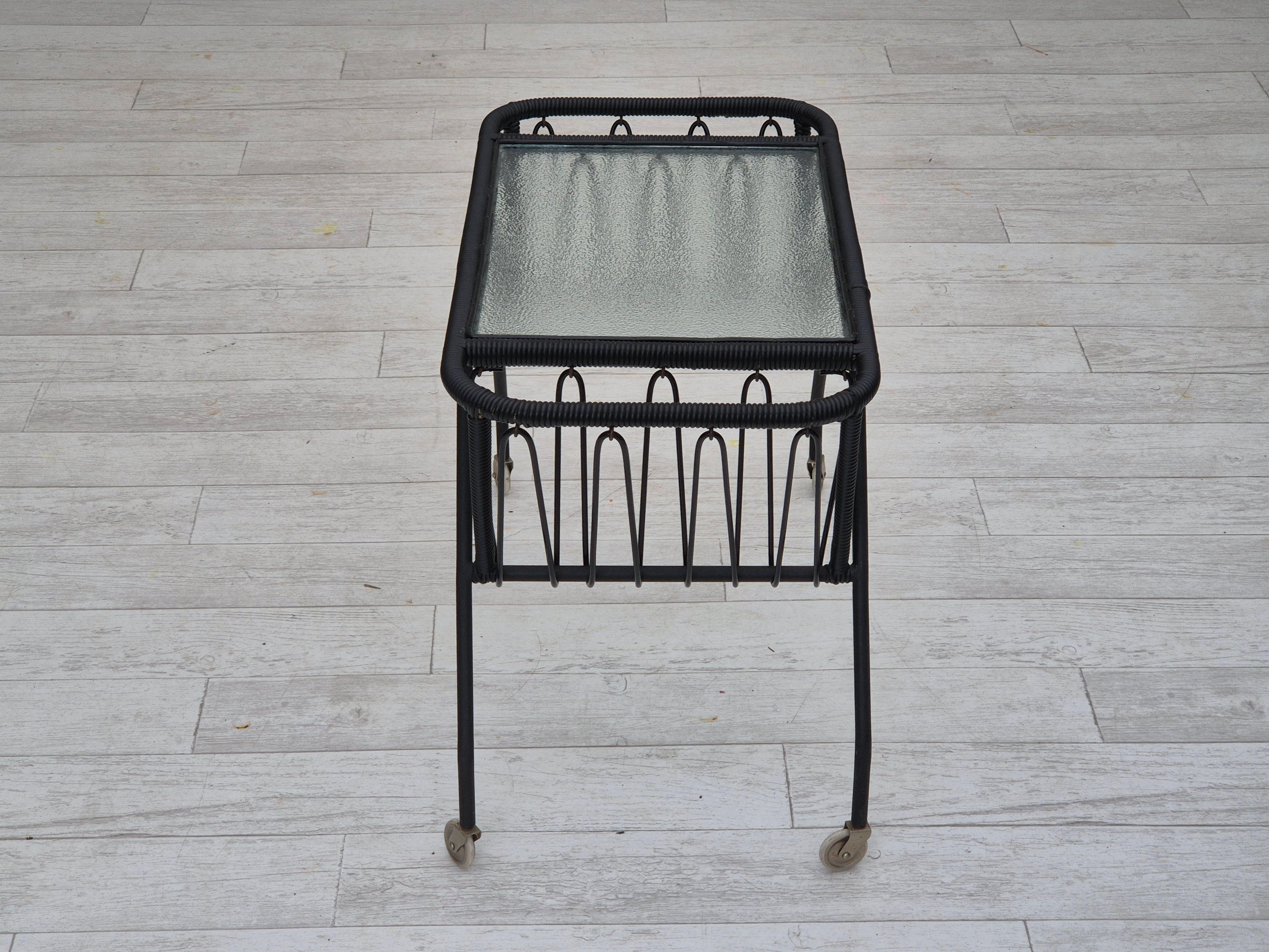 Table d'appoint scandinave des années 1970, état d'origine, verre, bois, acier. en vente 3