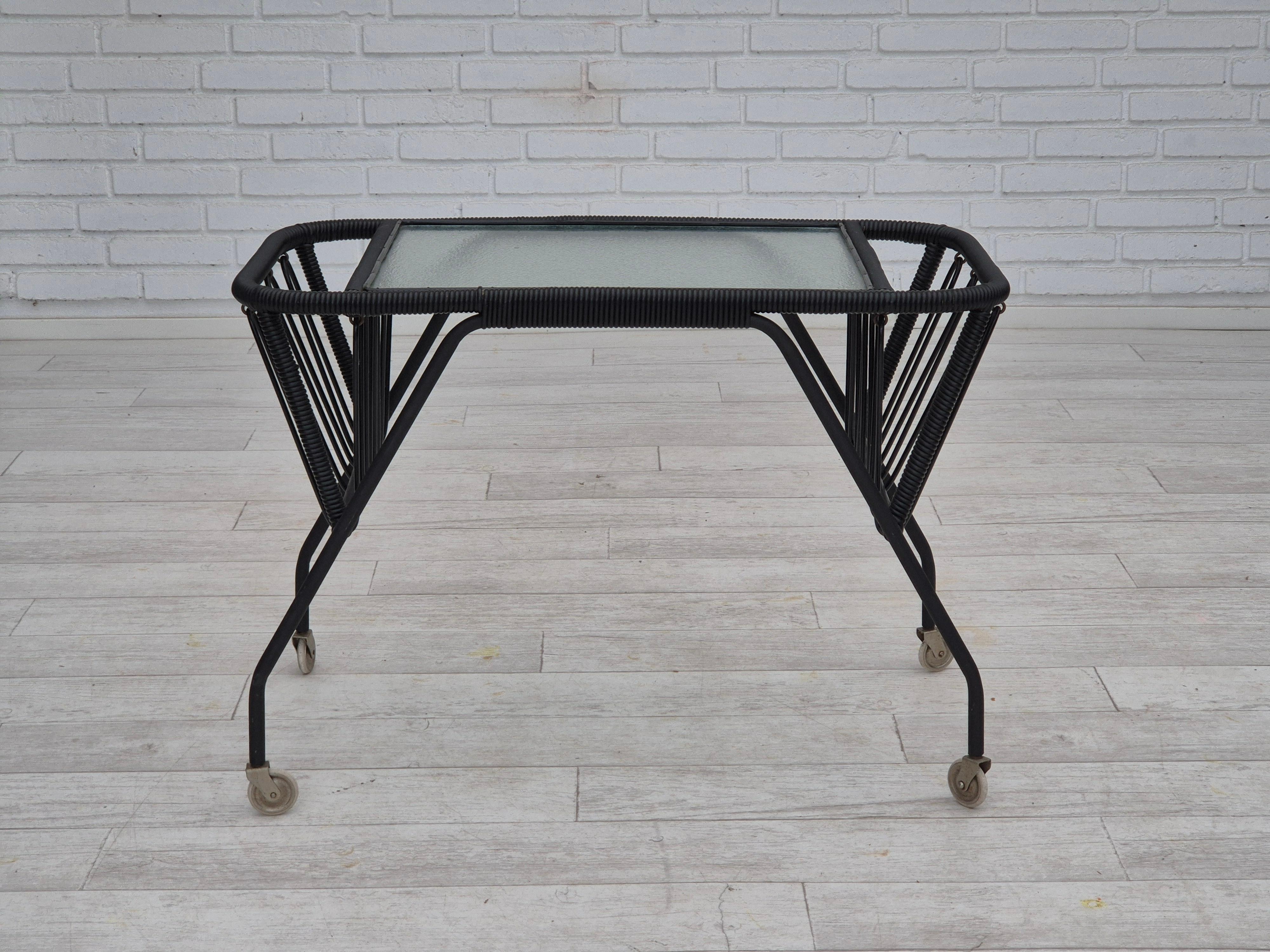 1970s, Scandinavian side, newspapers table. Très bon état d'origine : pas d'odeurs, pas de taches, construction stable. Haut du verre mat. Roues en laiton, bois, métal et corde en plastique noir. Design/One léger des années 70. Fabriqué par un
