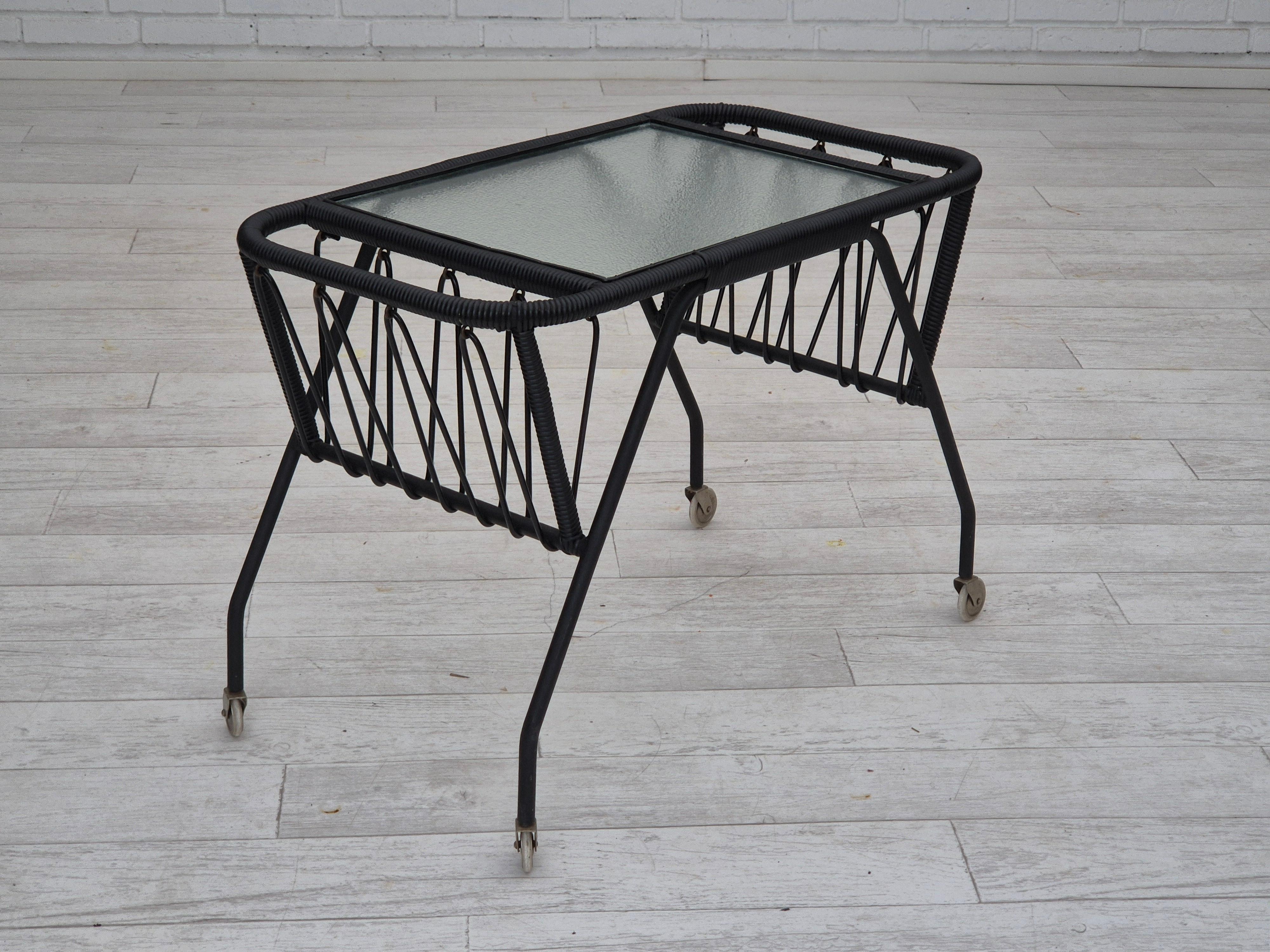 Table d'appoint scandinave des années 1970, état d'origine, verre, bois, acier. Bon état - En vente à Tarm, 82