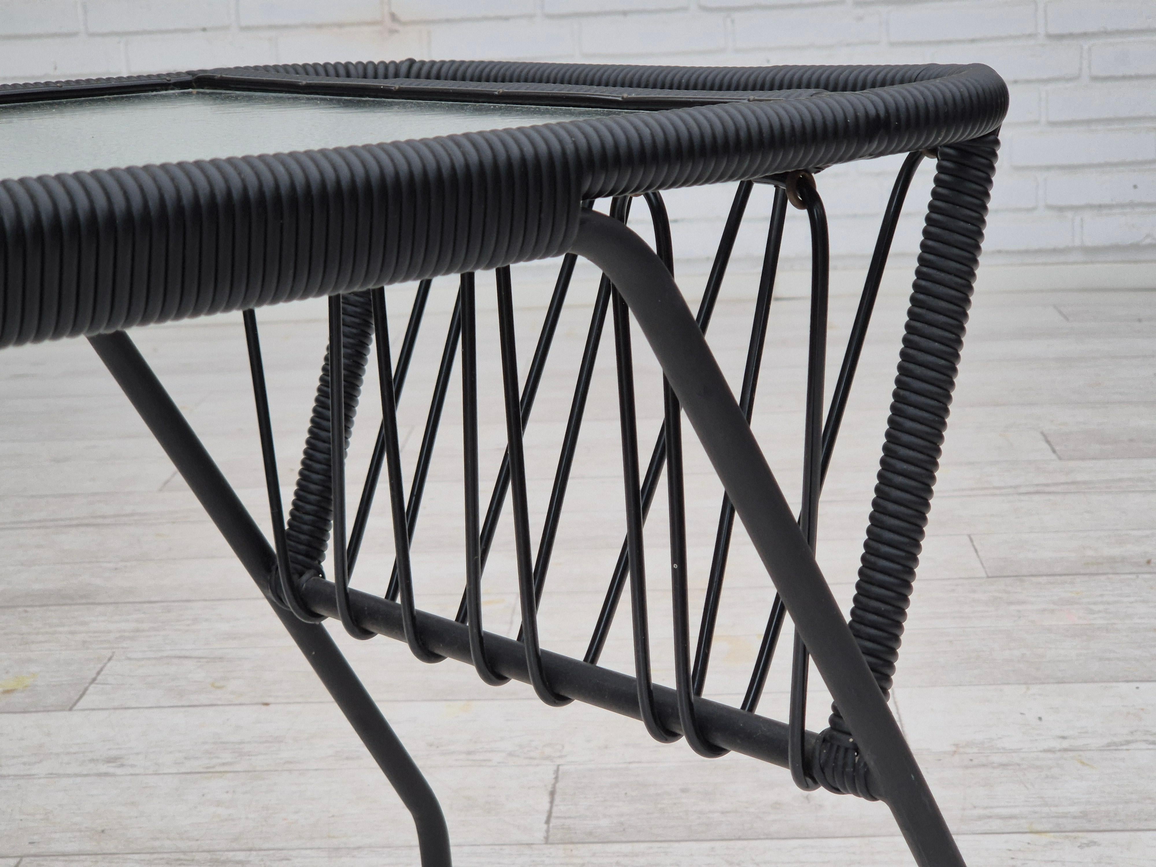 Table d'appoint scandinave des années 1970, état d'origine, verre, bois, acier. en vente 1
