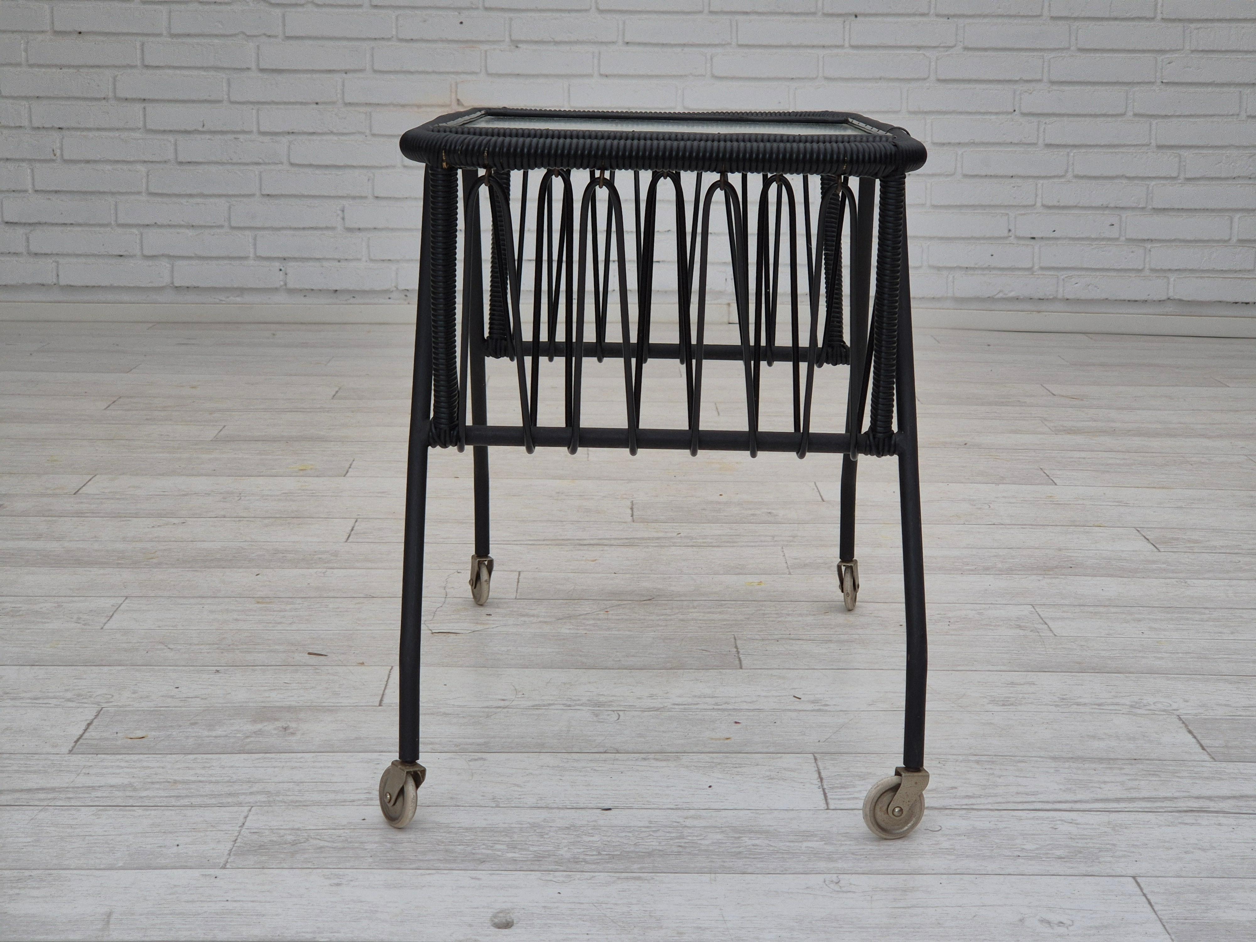 Table d'appoint scandinave des années 1970, état d'origine, verre, bois, acier. en vente 2