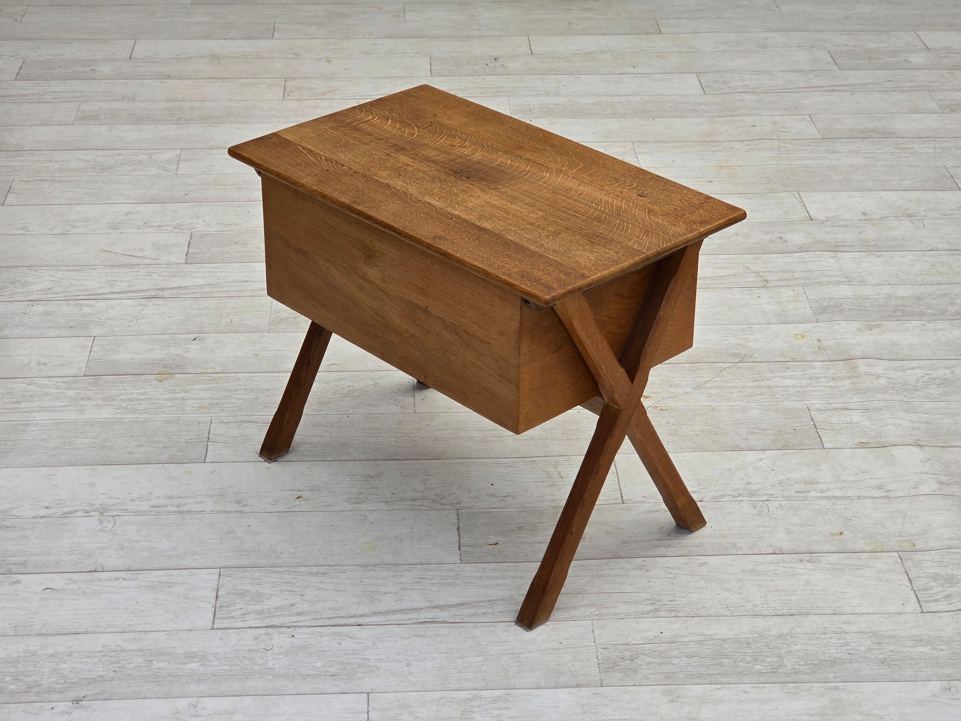 Anni '70, tavolino scandinavo con cassetto, legno massiccio di Oak, legno di teak. in vendita 4