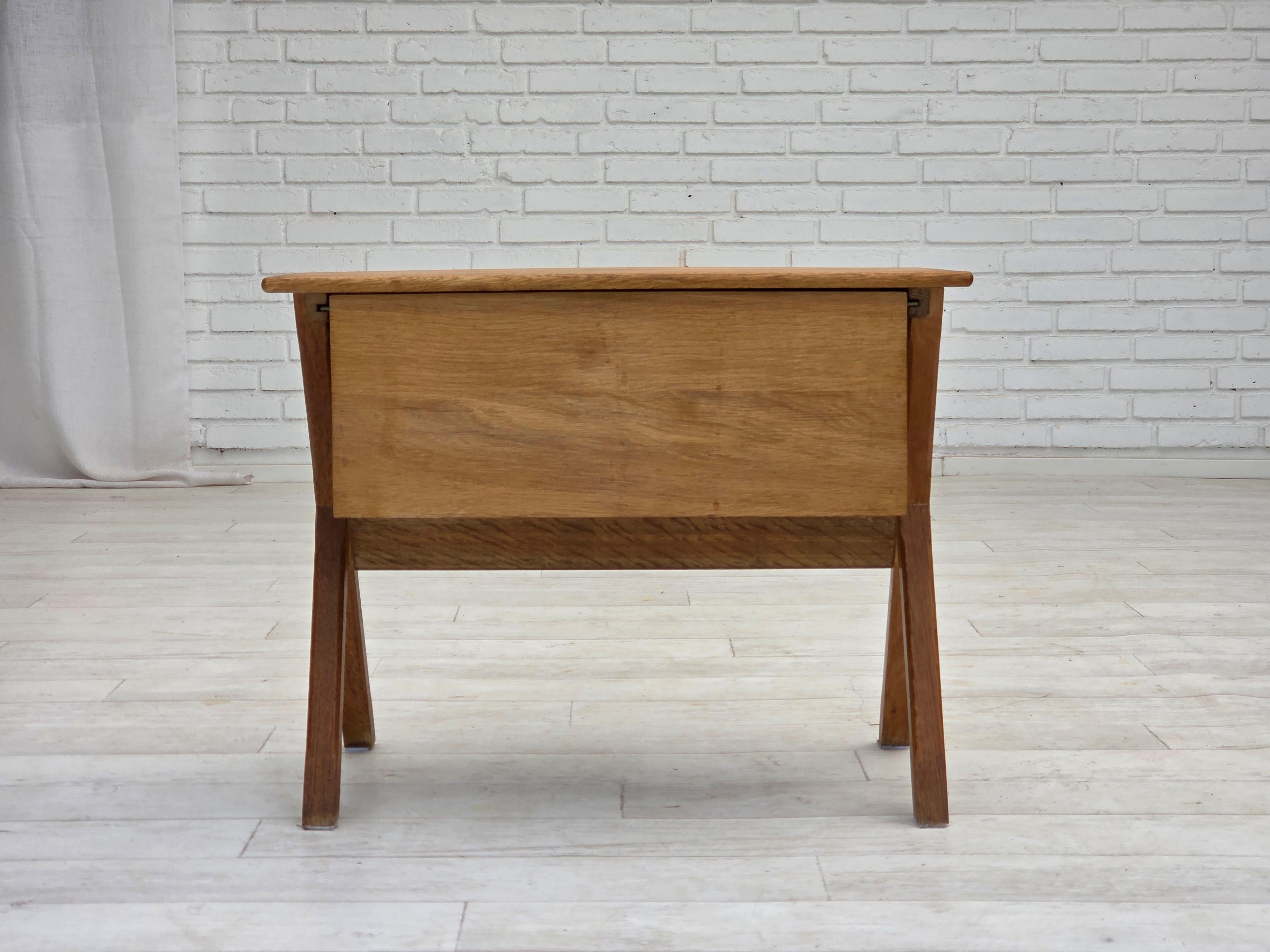 Anni '70, tavolino scandinavo con cassetto, legno massiccio di Oak, legno di teak. in vendita 5