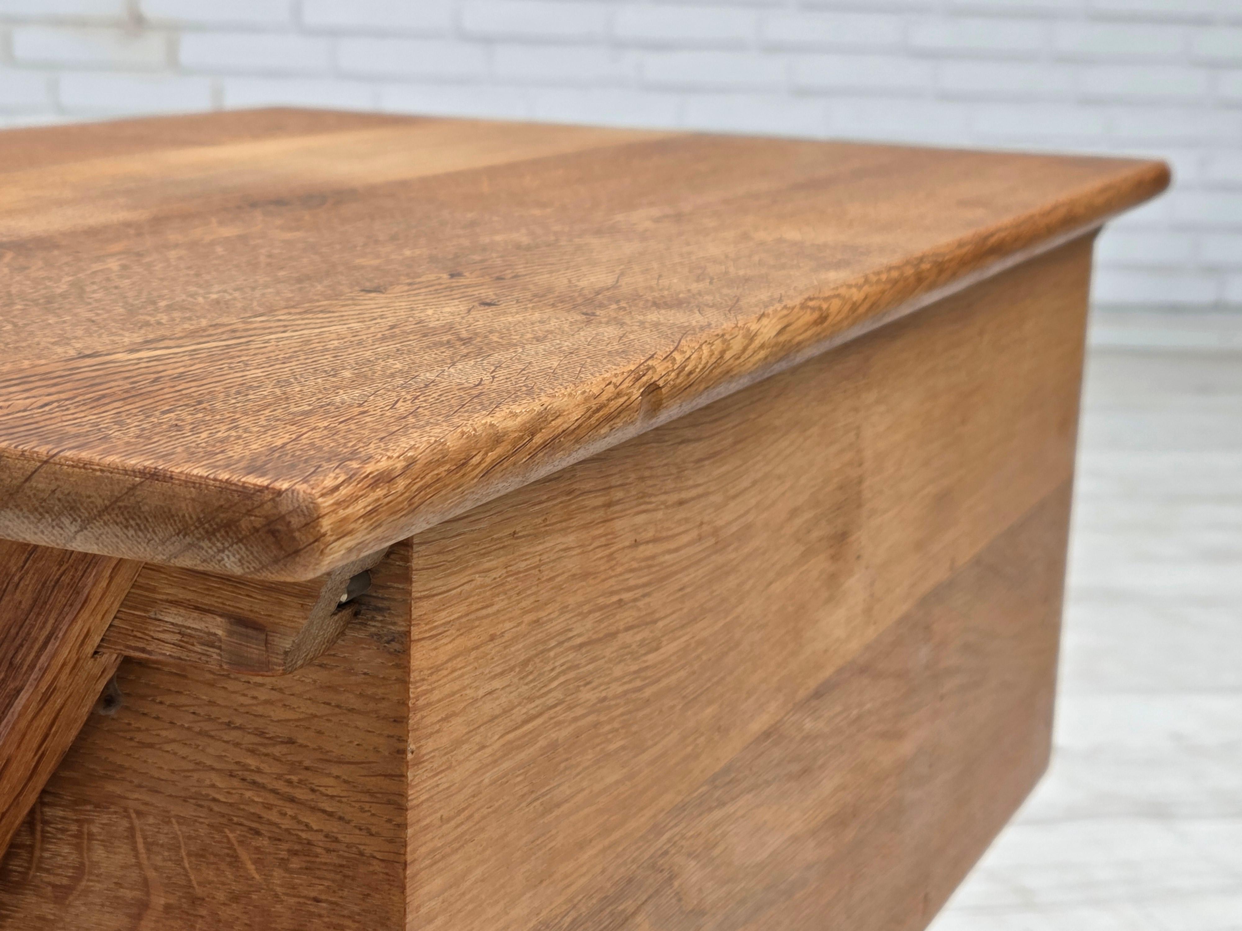 Anni '70, tavolino scandinavo con cassetto, legno massiccio di Oak, legno di teak. in vendita 7