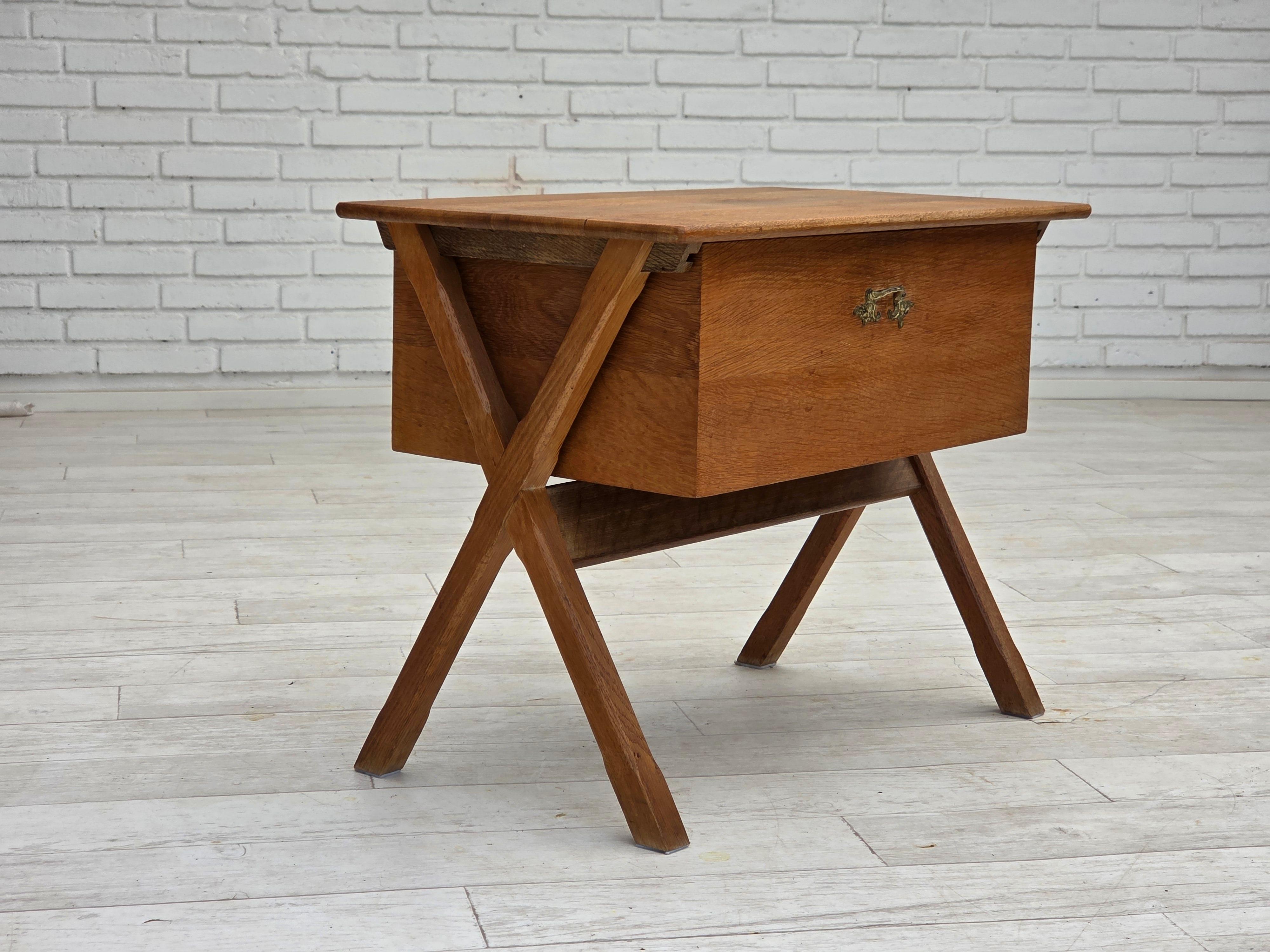 Tavolino scandinavo anni '70 con cassetto. Legno massiccio di quercia, legno di teak. Condizioni originali molto buone: nessun odore, nessuna macchia e struttura stabile. Prodotto da un produttore di mobili danese o svedese negli anni 1970-75 circa.