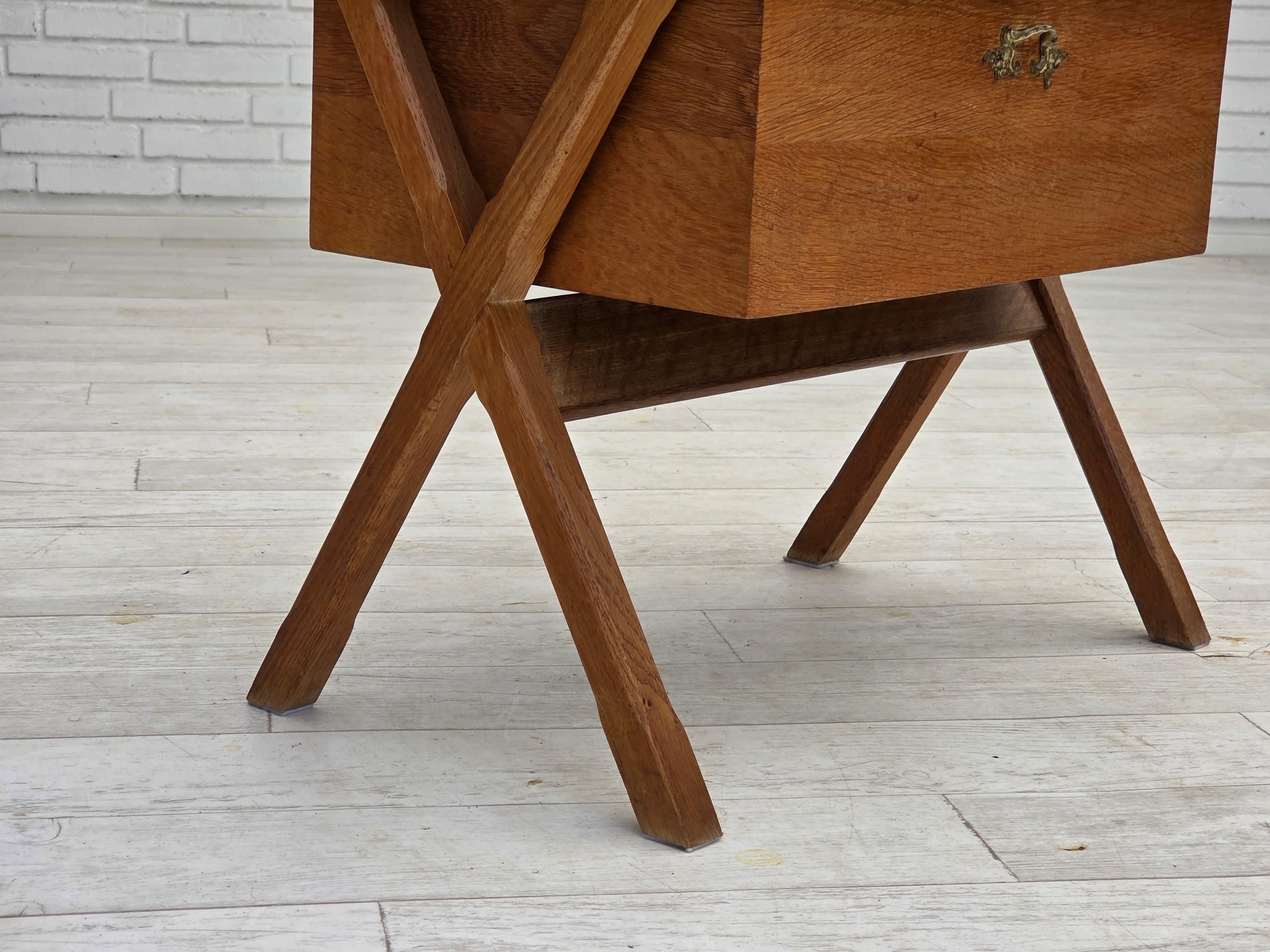 Scandinavo moderno Anni '70, tavolino scandinavo con cassetto, legno massiccio di Oak, legno di teak. in vendita