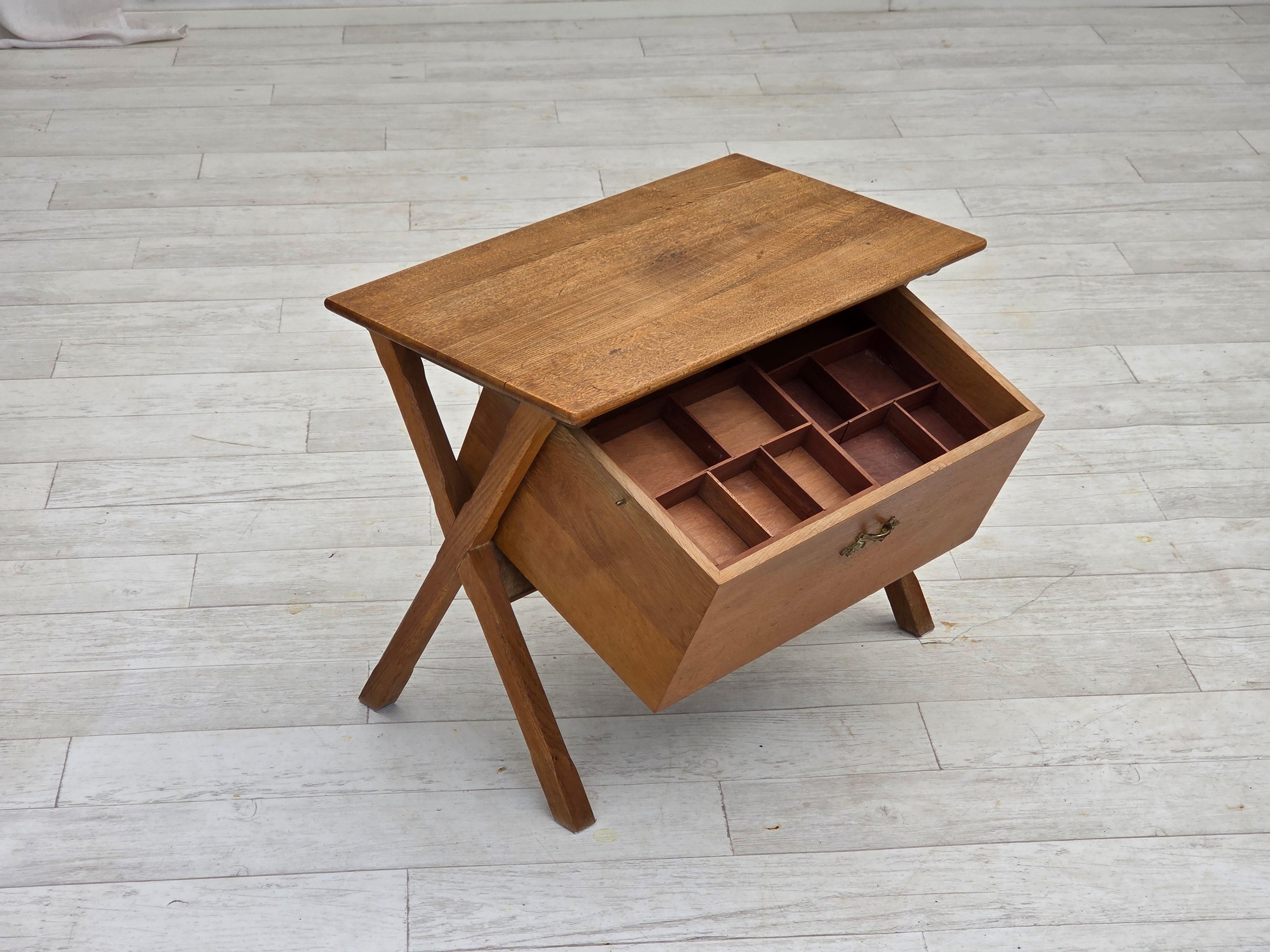 Danese Anni '70, tavolino scandinavo con cassetto, legno massiccio di Oak, legno di teak. in vendita