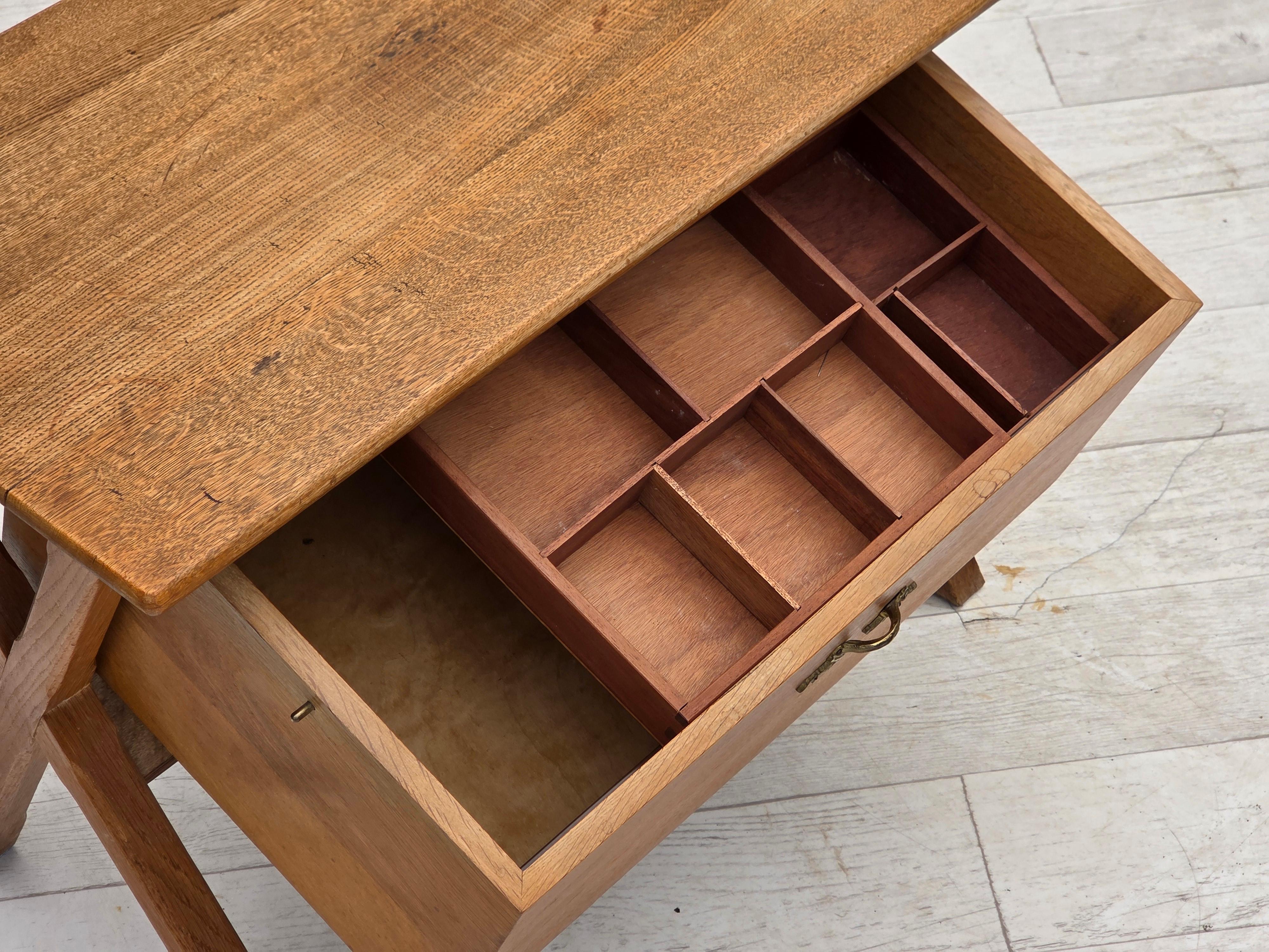 Anni '70, tavolino scandinavo con cassetto, legno massiccio di Oak, legno di teak. In condizioni buone in vendita a Tarm, 82