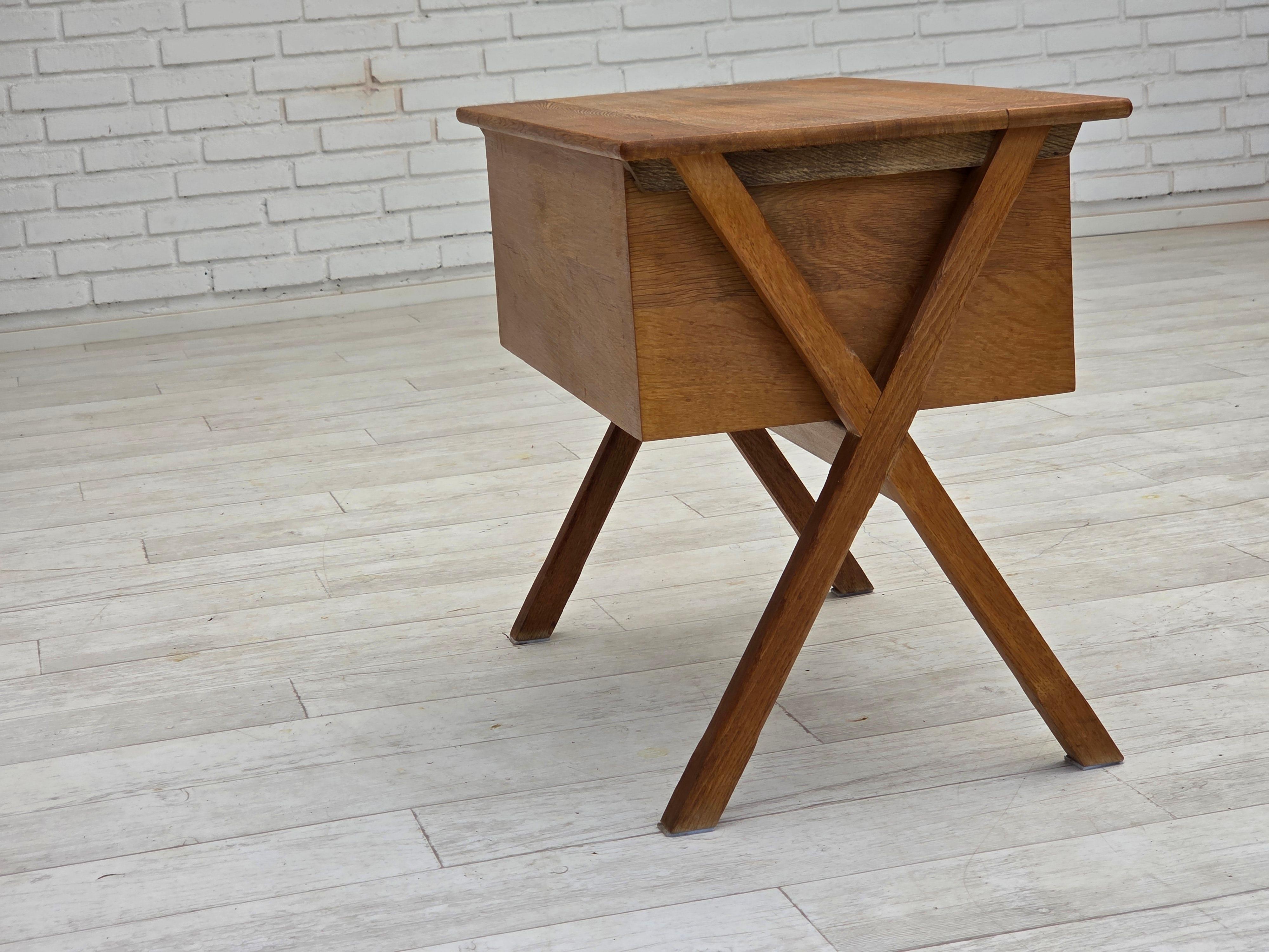Anni '70, tavolino scandinavo con cassetto, legno massiccio di Oak, legno di teak. in vendita 1