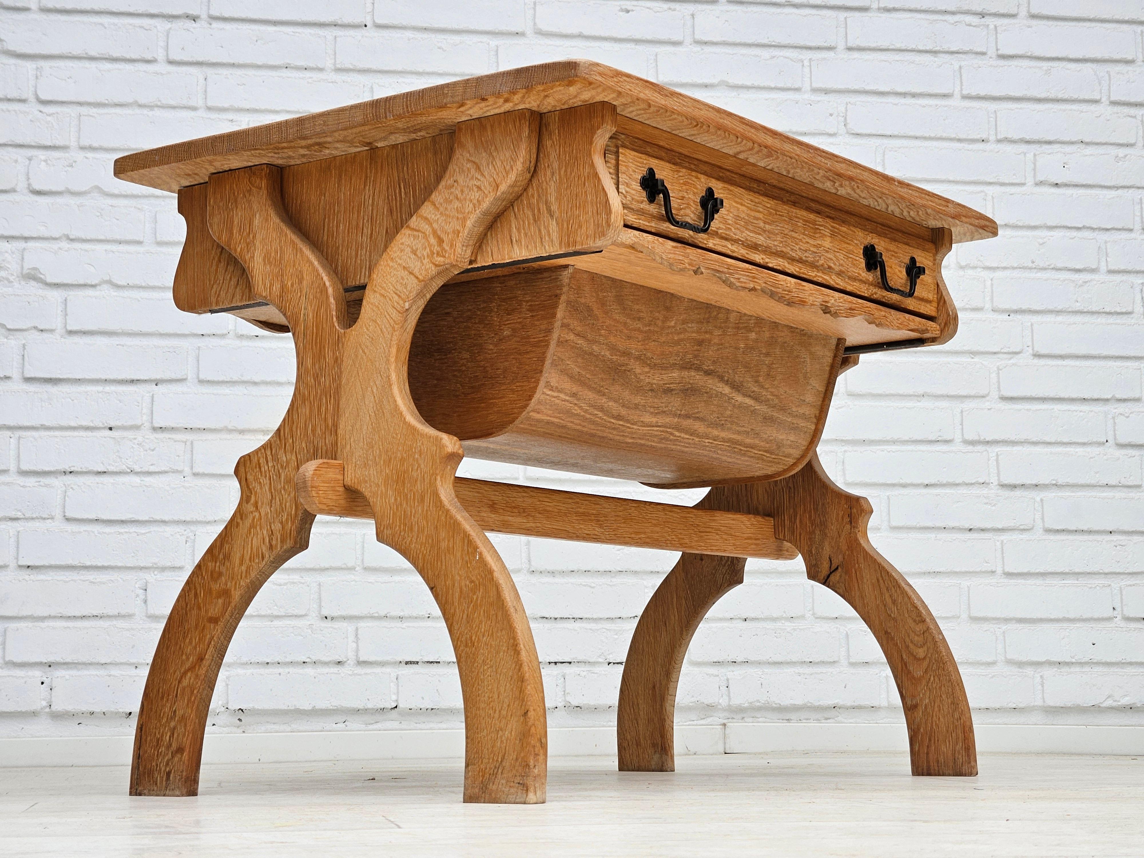 1970, table de couture scandinave en bois de chêne massif avec tiroirs. en vente 6