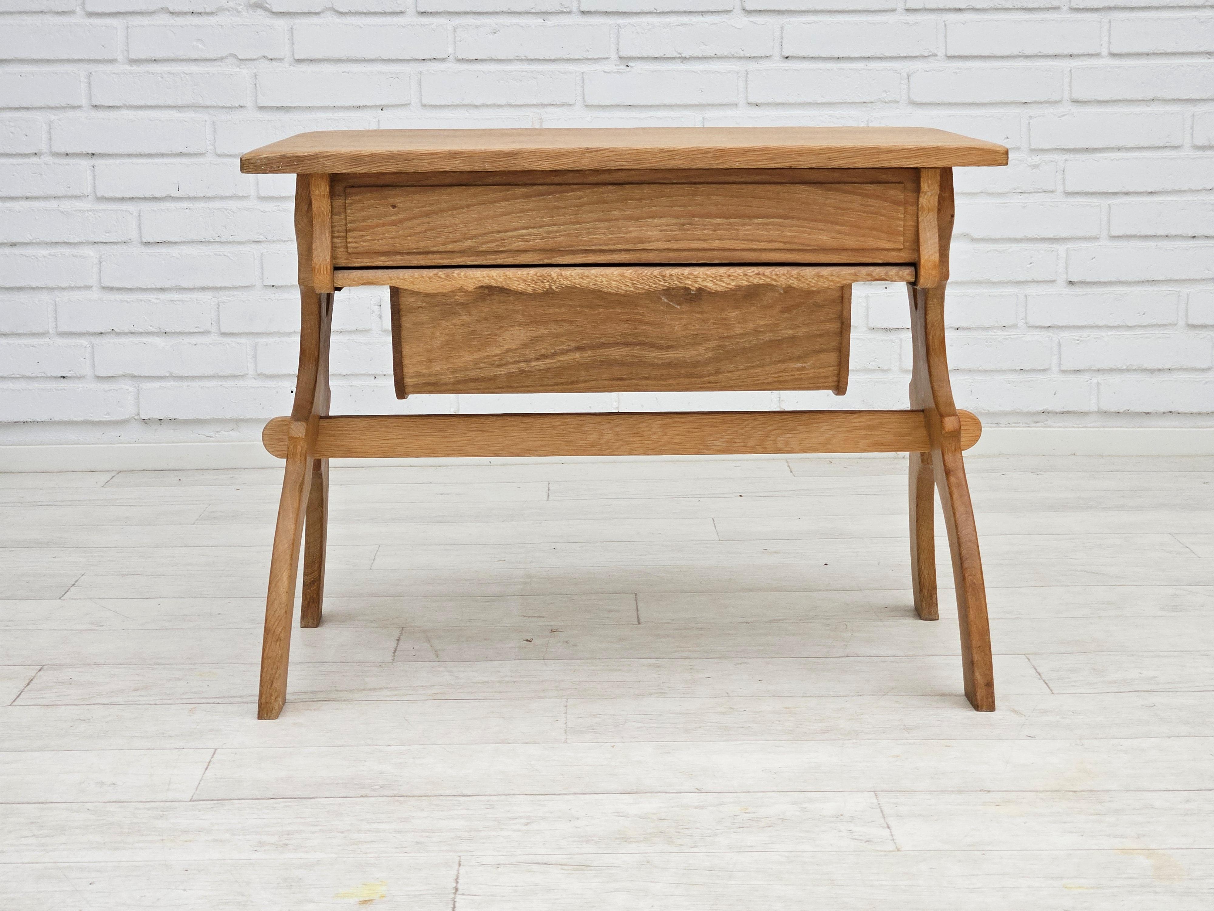 1970, table de couture scandinave en bois de chêne massif avec tiroirs. en vente 12