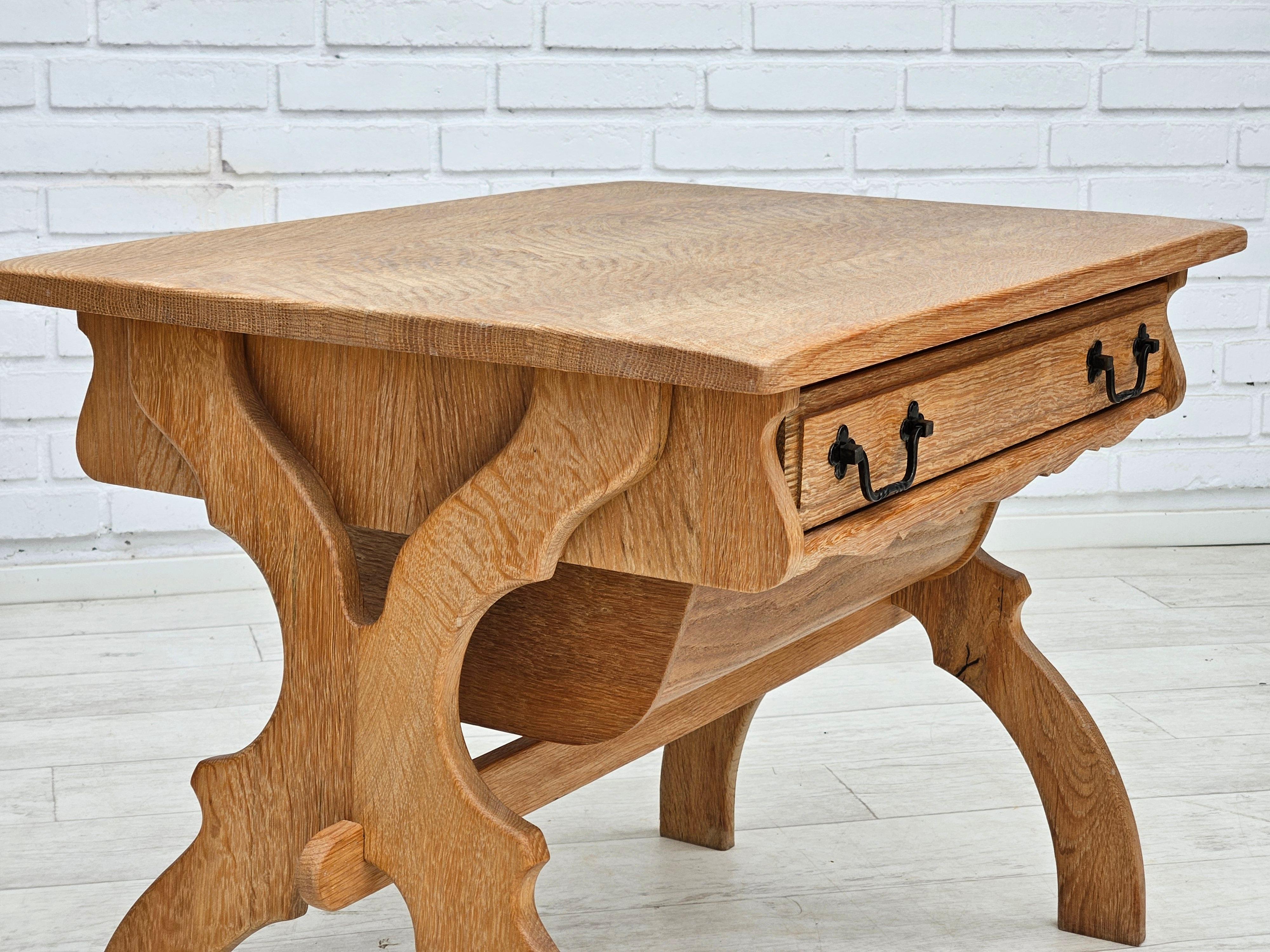 1970, table de couture scandinave en bois de chêne massif avec tiroirs. Très bon état d'origine : pas d'odeurs, pas de taches. Bois de chêne massif, bois cintré. Fabriqué par un fabricant de meubles danois ou suédois vers les années 1970. La table a