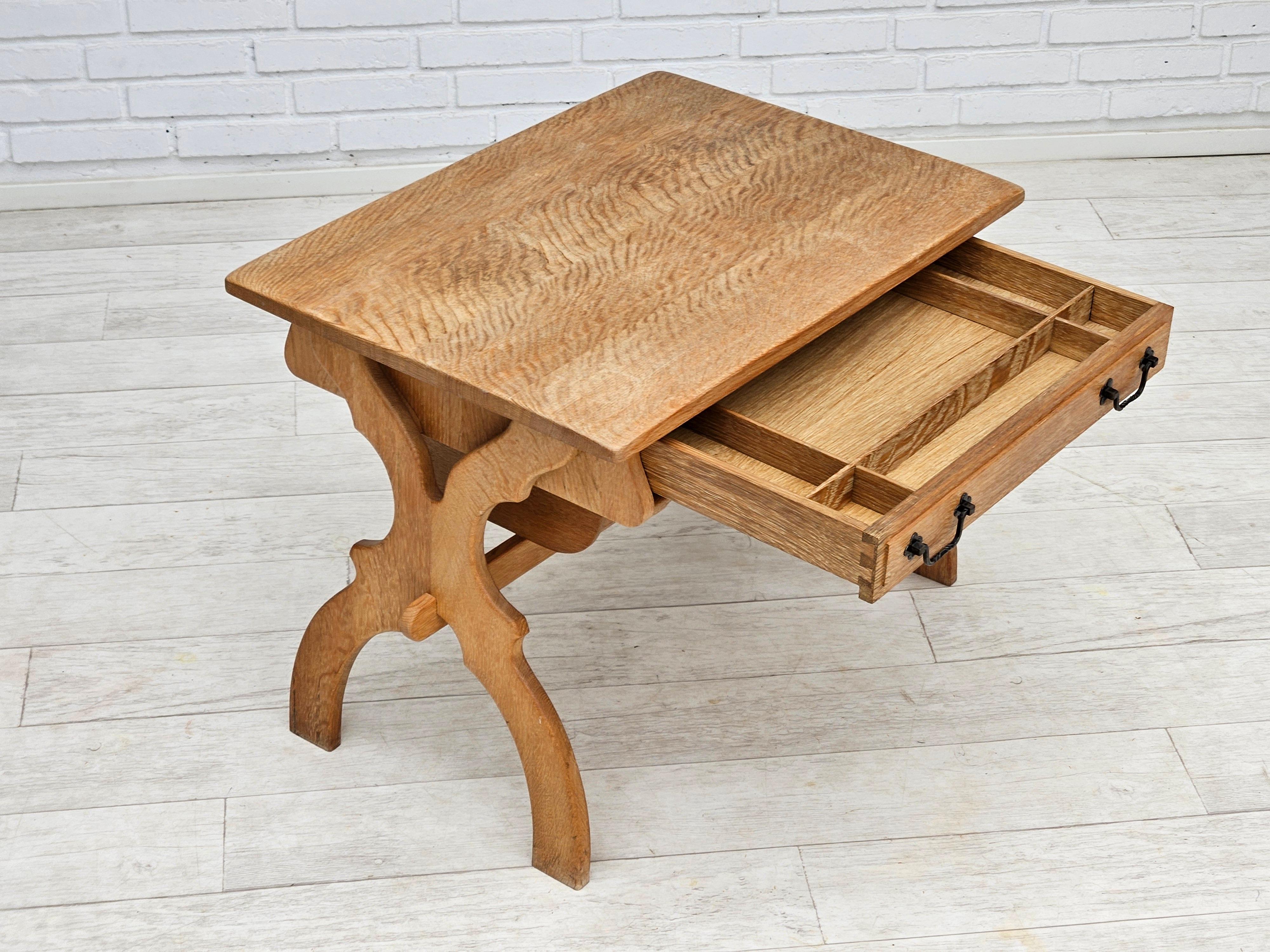 Danois 1970, table de couture scandinave en bois de chêne massif avec tiroirs. en vente