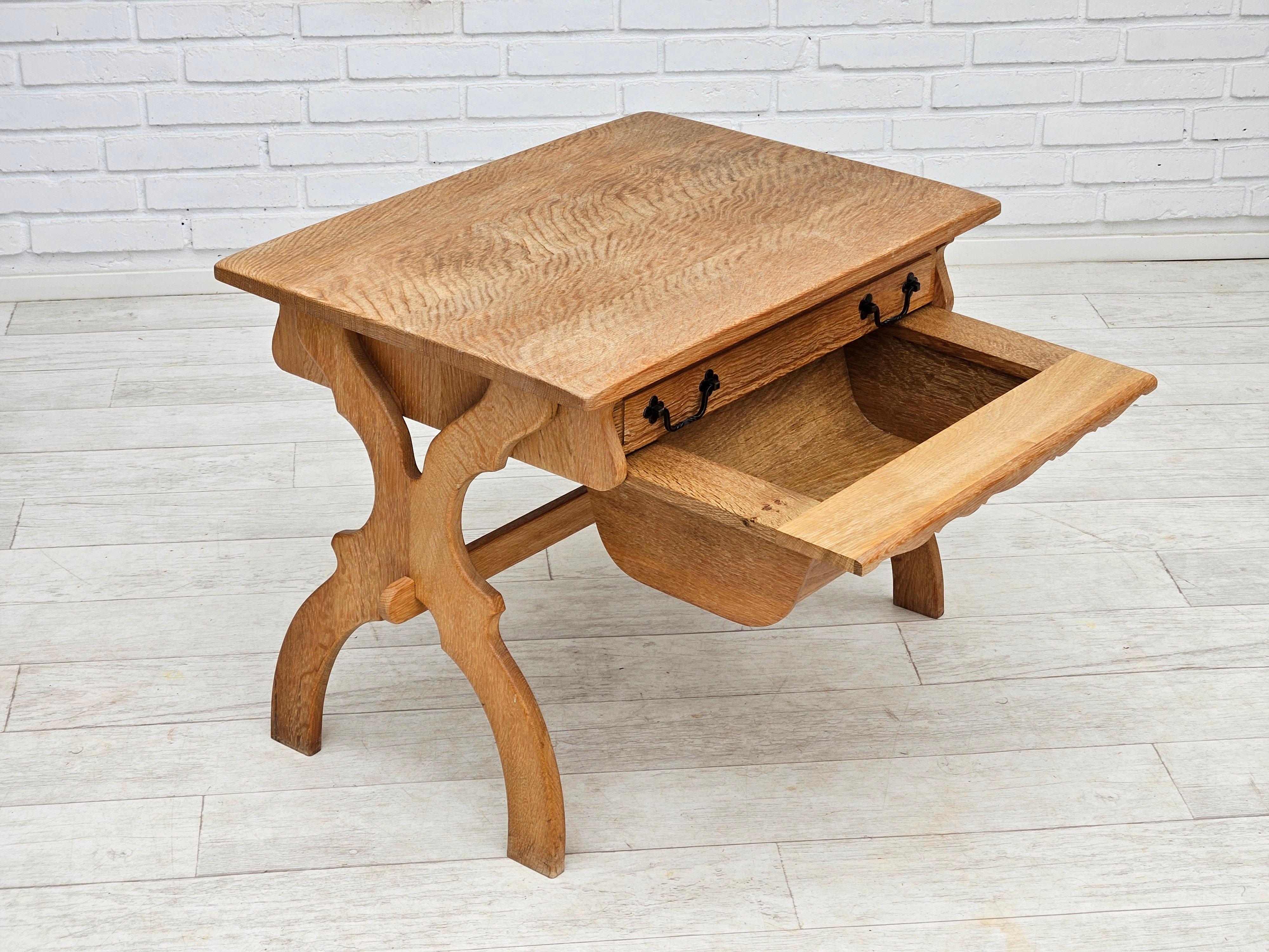 1970, table de couture scandinave en bois de chêne massif avec tiroirs. Bon état - En vente à Tarm, 82