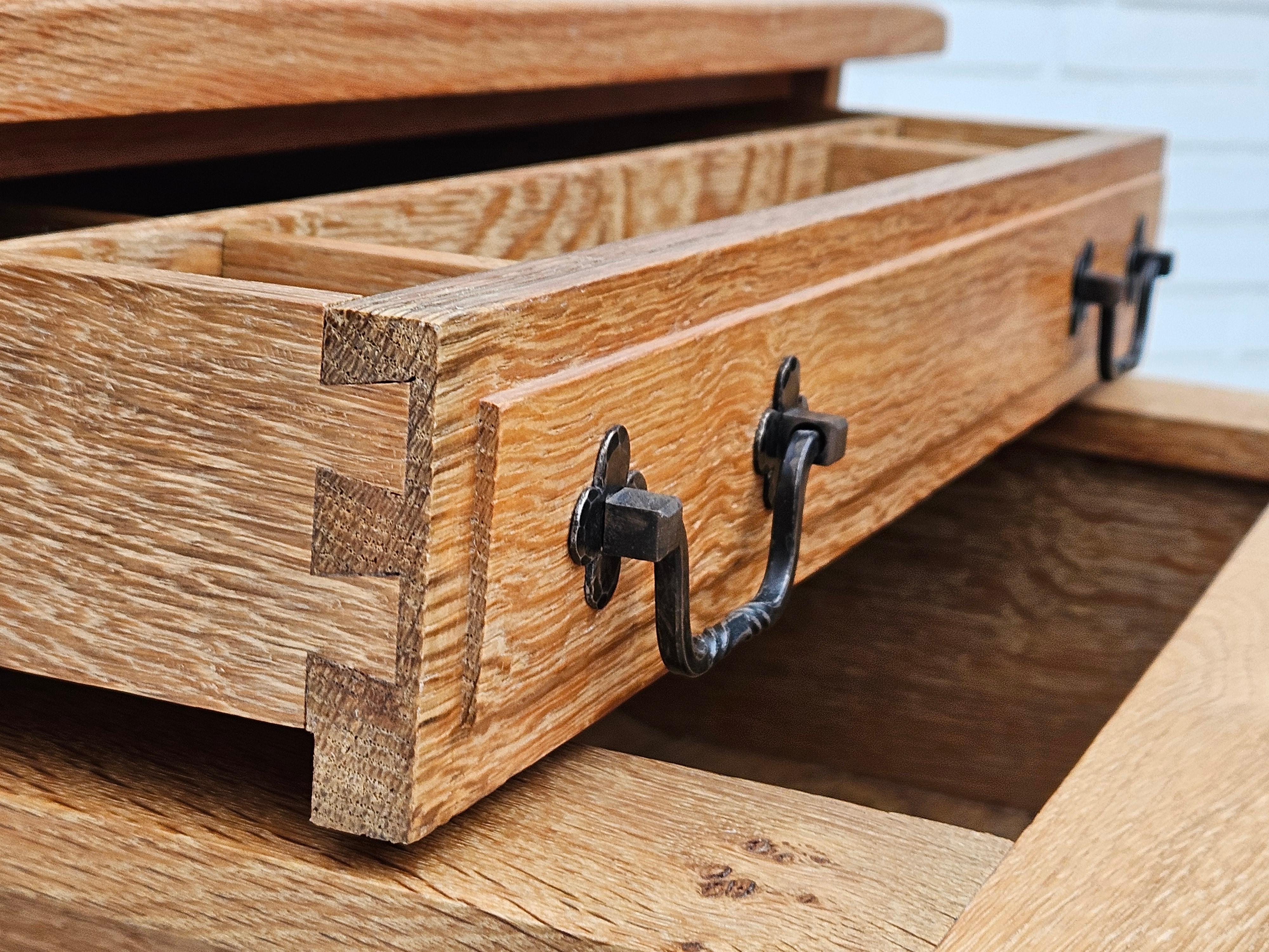 1970, table de couture scandinave en bois de chêne massif avec tiroirs. en vente 1