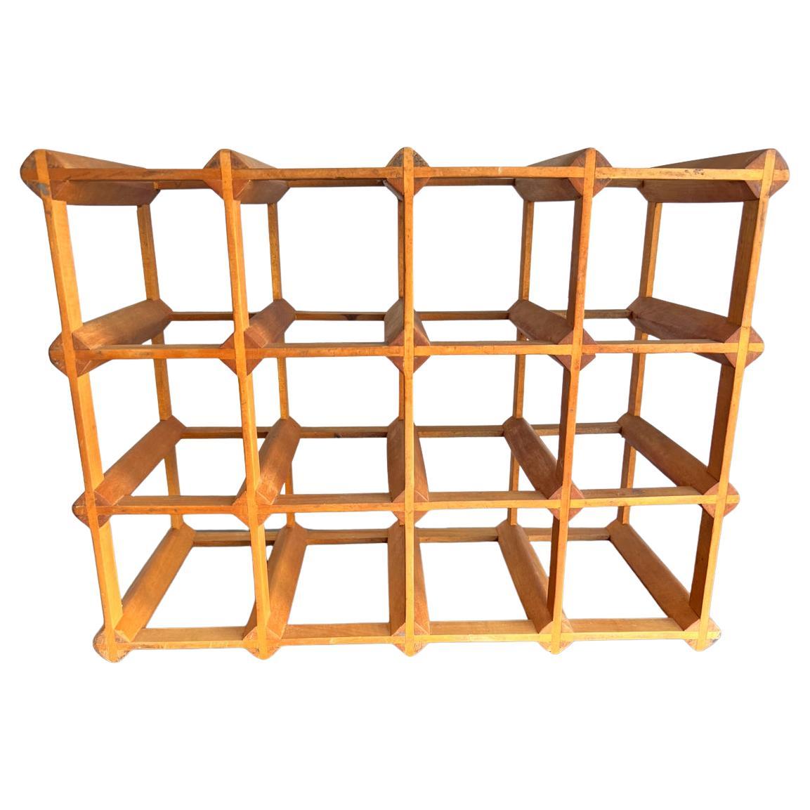 Porte-bouteilles de style scandinave pour 12 bouteilles de vin
apparaît comme du bois de teck
16 x 12 x 8
État vintage d'occasion
Des joints précis et propres.
Se référer aux images présentes