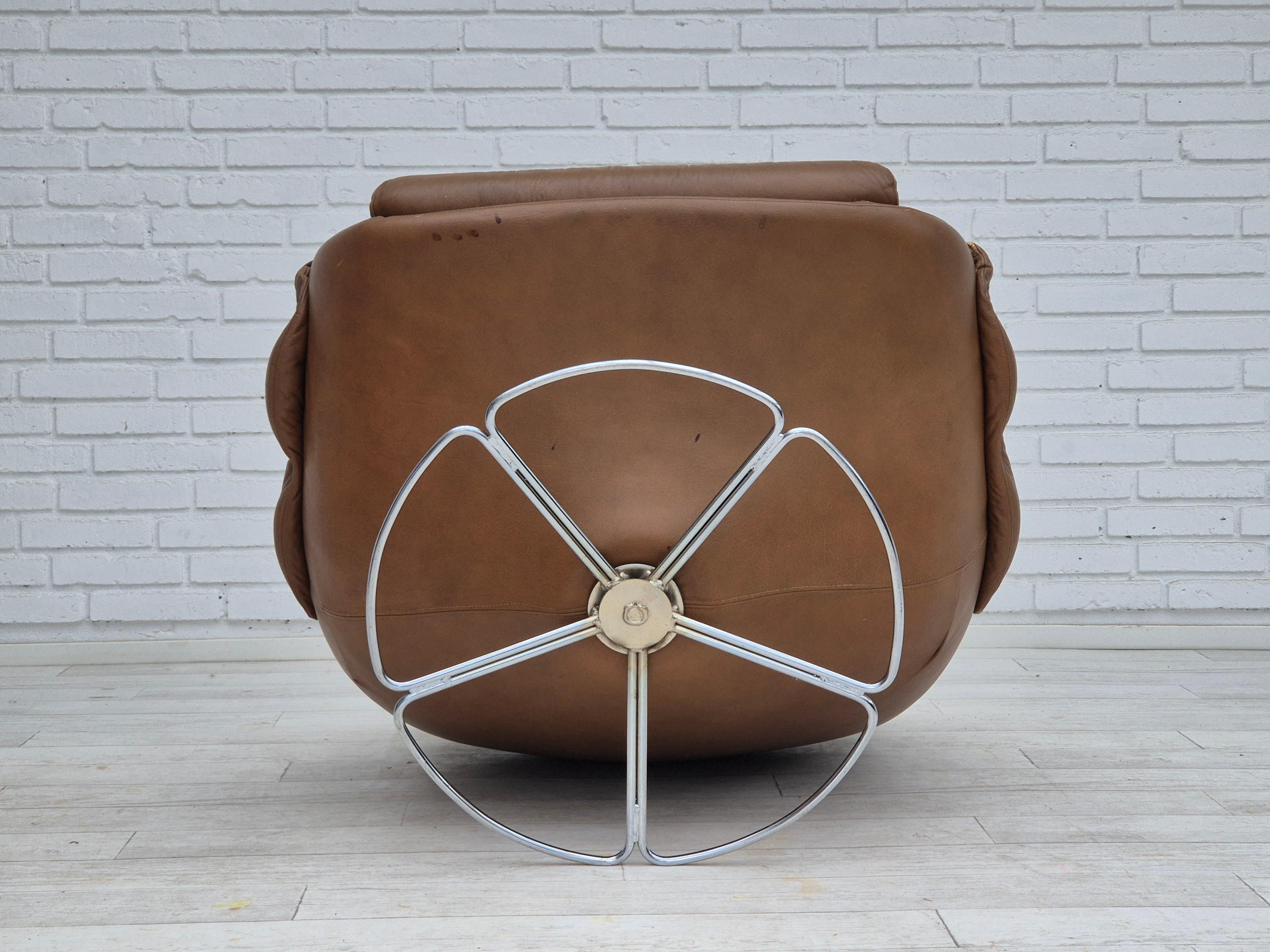 1970, fauteuil pivotant scandinave, état d'origine, cuir d'ameublement marron. en vente 4