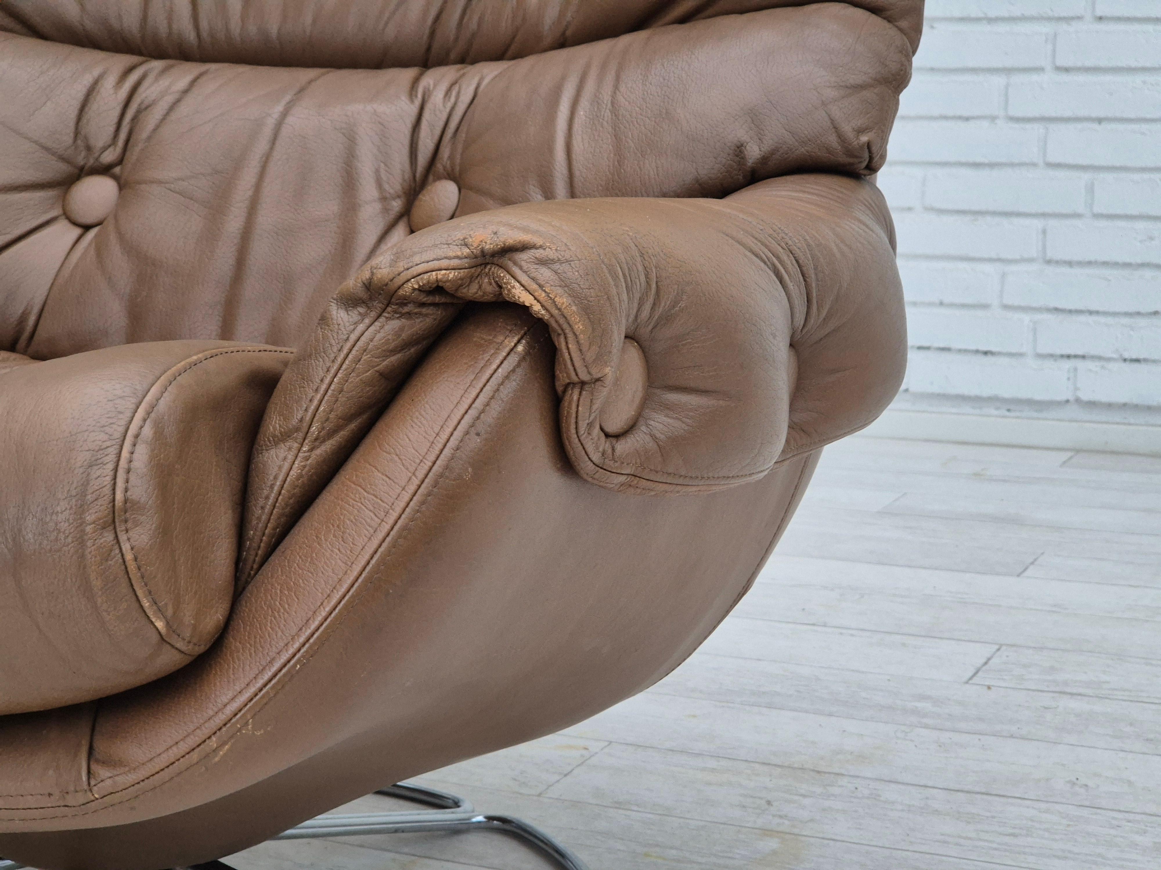 1970, fauteuil pivotant scandinave, état d'origine, cuir d'ameublement marron. en vente 5