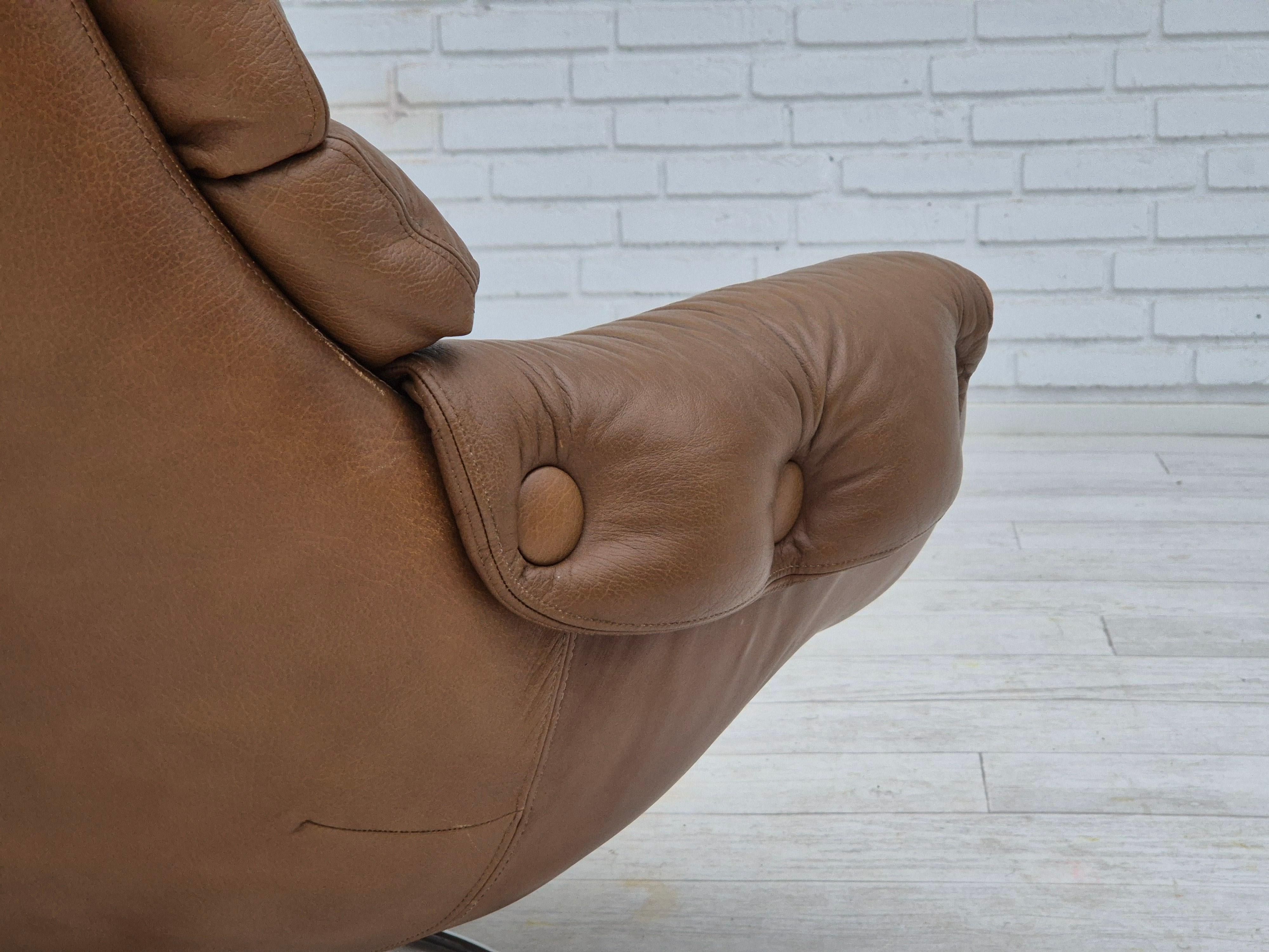 1970, fauteuil pivotant scandinave, état d'origine, cuir d'ameublement marron. en vente 6