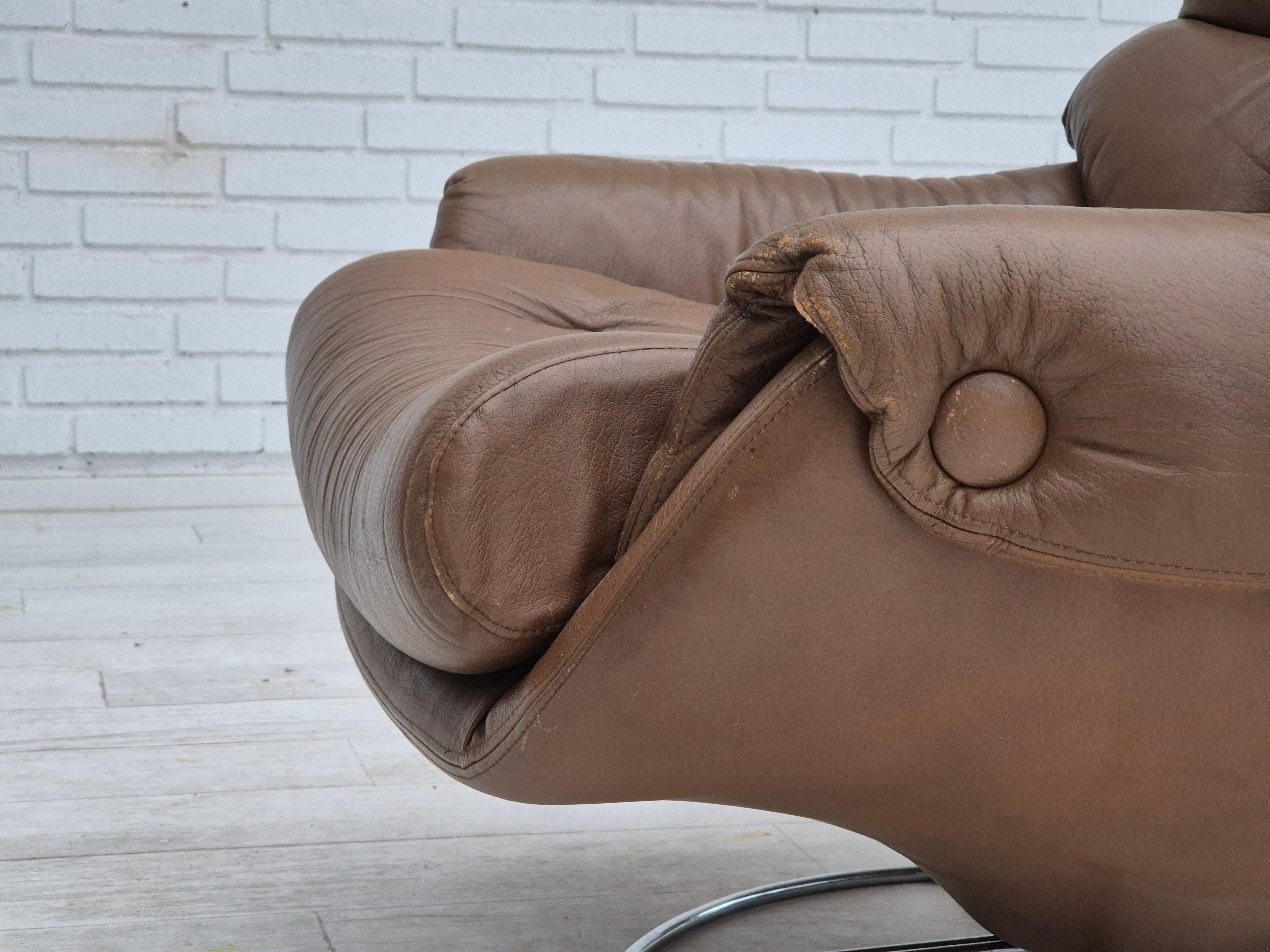 1970, fauteuil pivotant scandinave, état d'origine, cuir d'ameublement marron. en vente 7