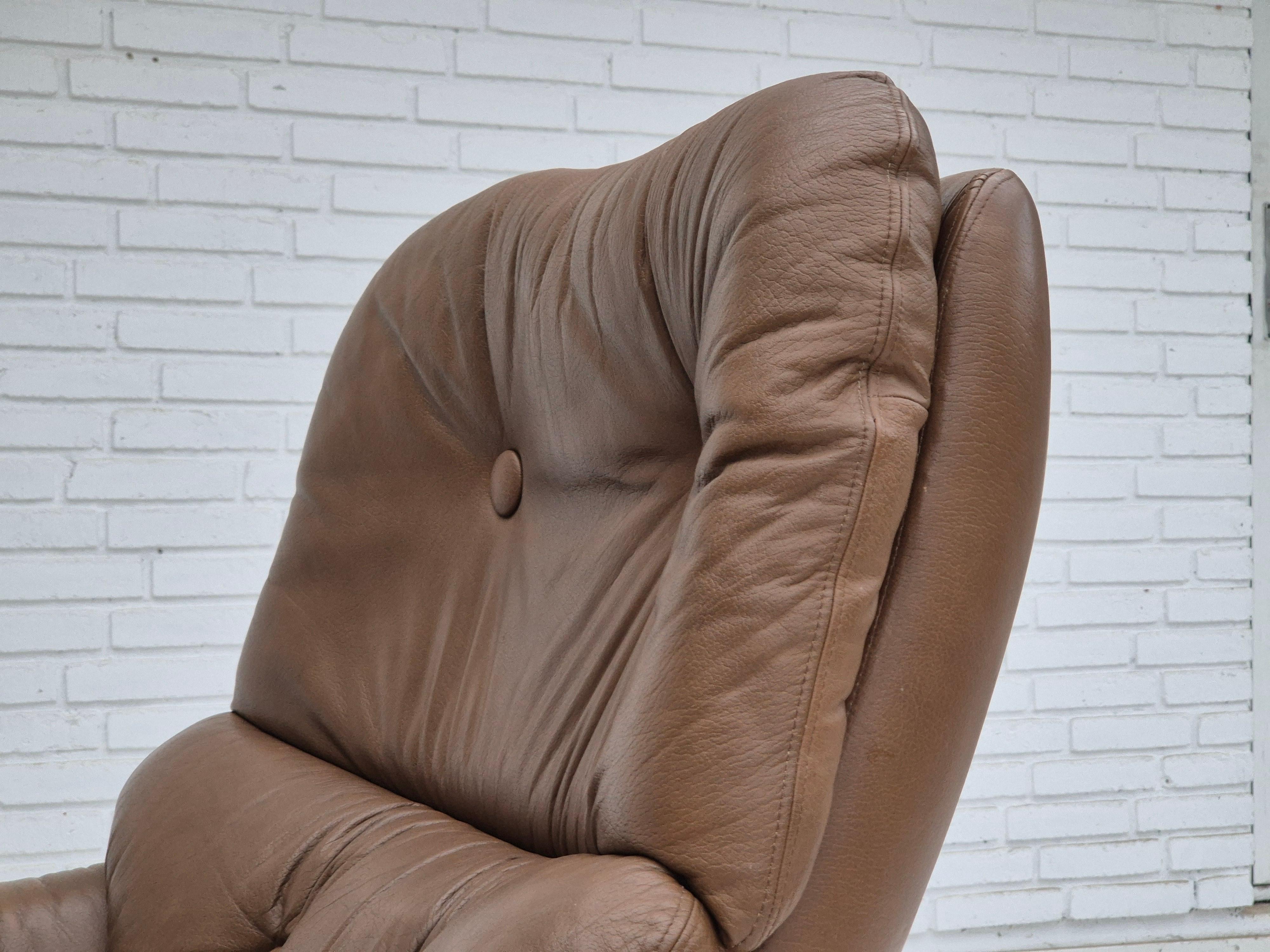 1970, fauteuil pivotant scandinave, état d'origine, cuir d'ameublement marron. en vente 8