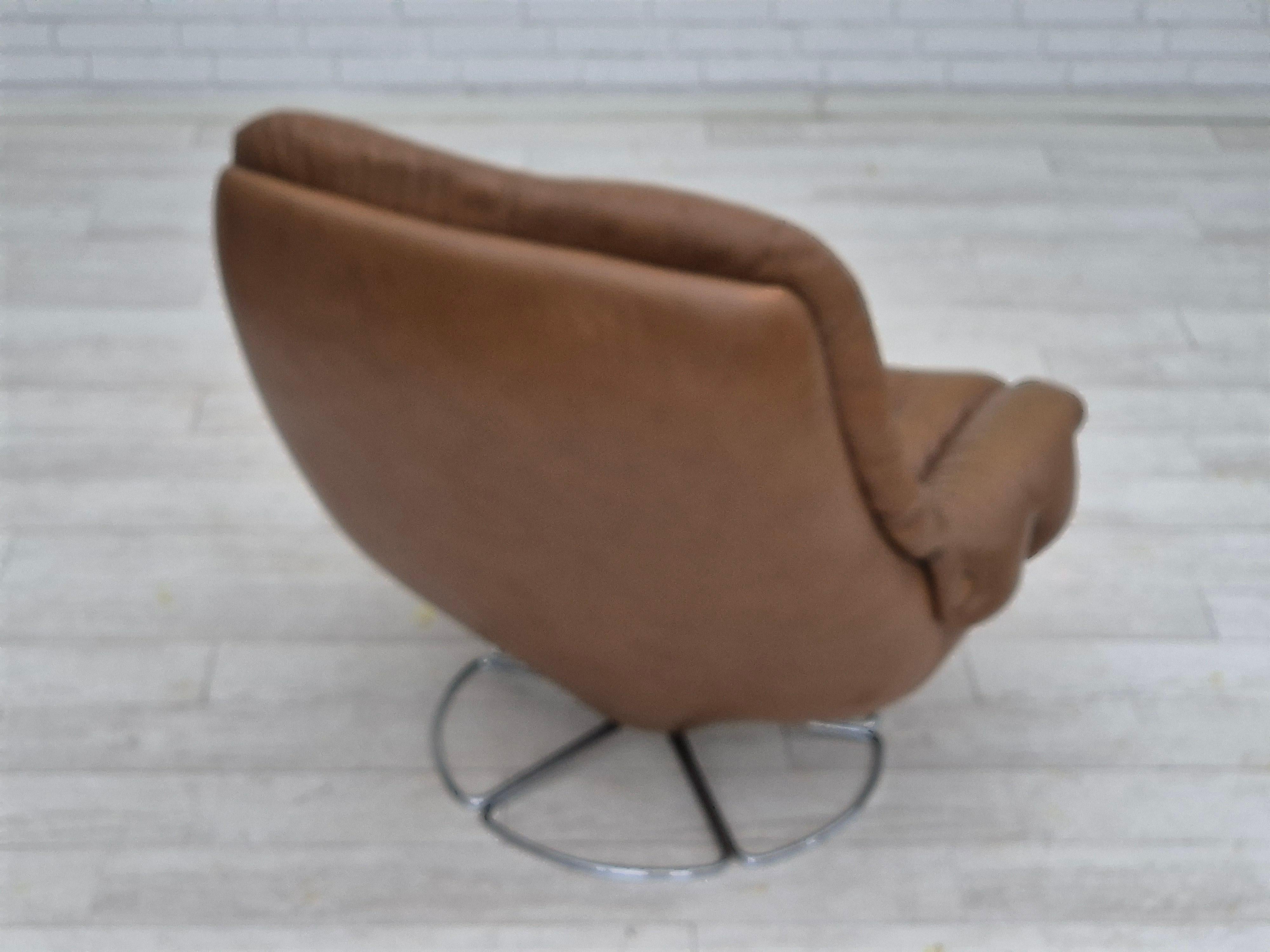 1970, fauteuil pivotant scandinave, état d'origine, cuir d'ameublement marron. en vente 9