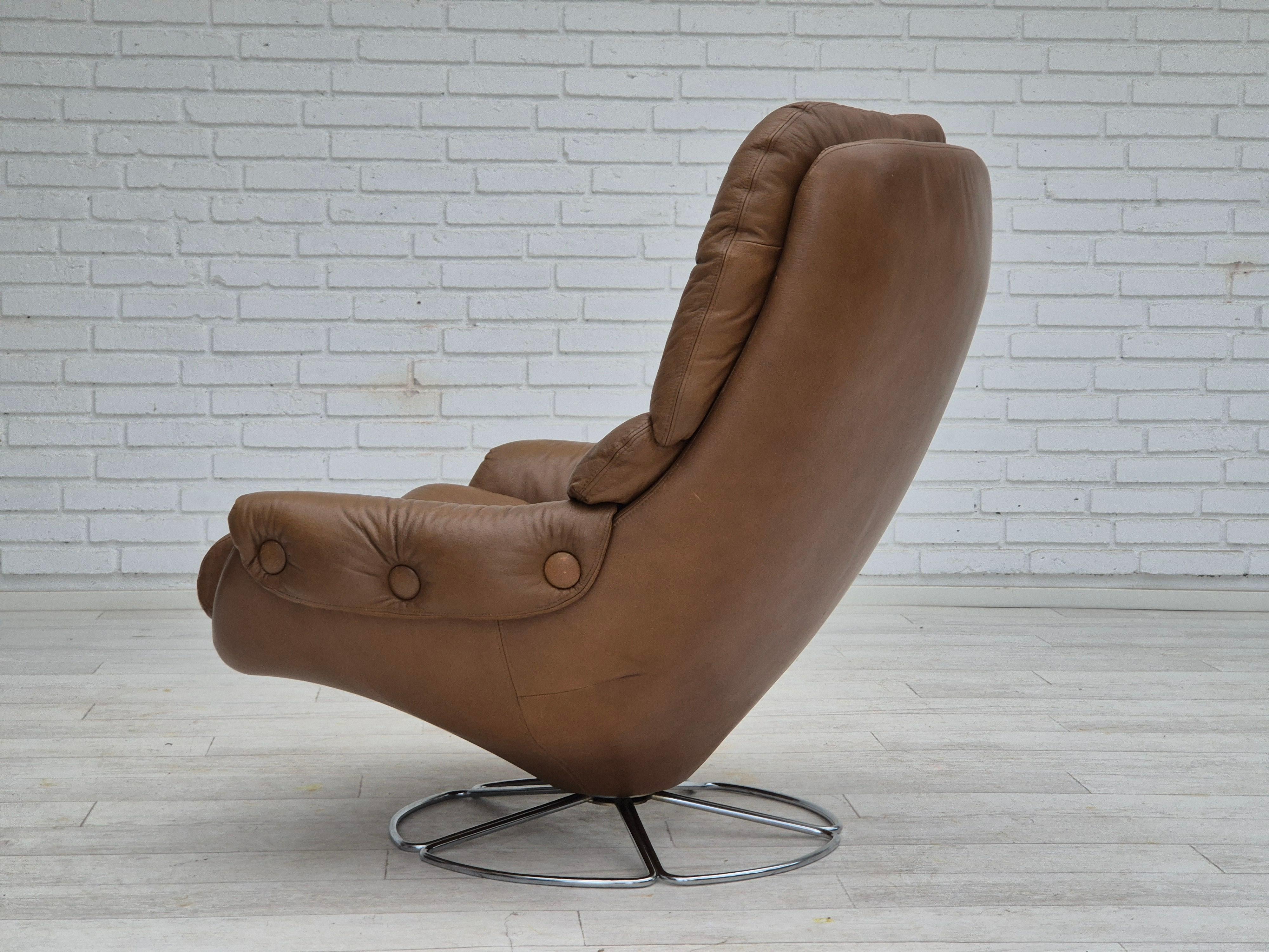 1970, fauteuil pivotant scandinave, état d'origine, cuir d'ameublement marron. en vente 11