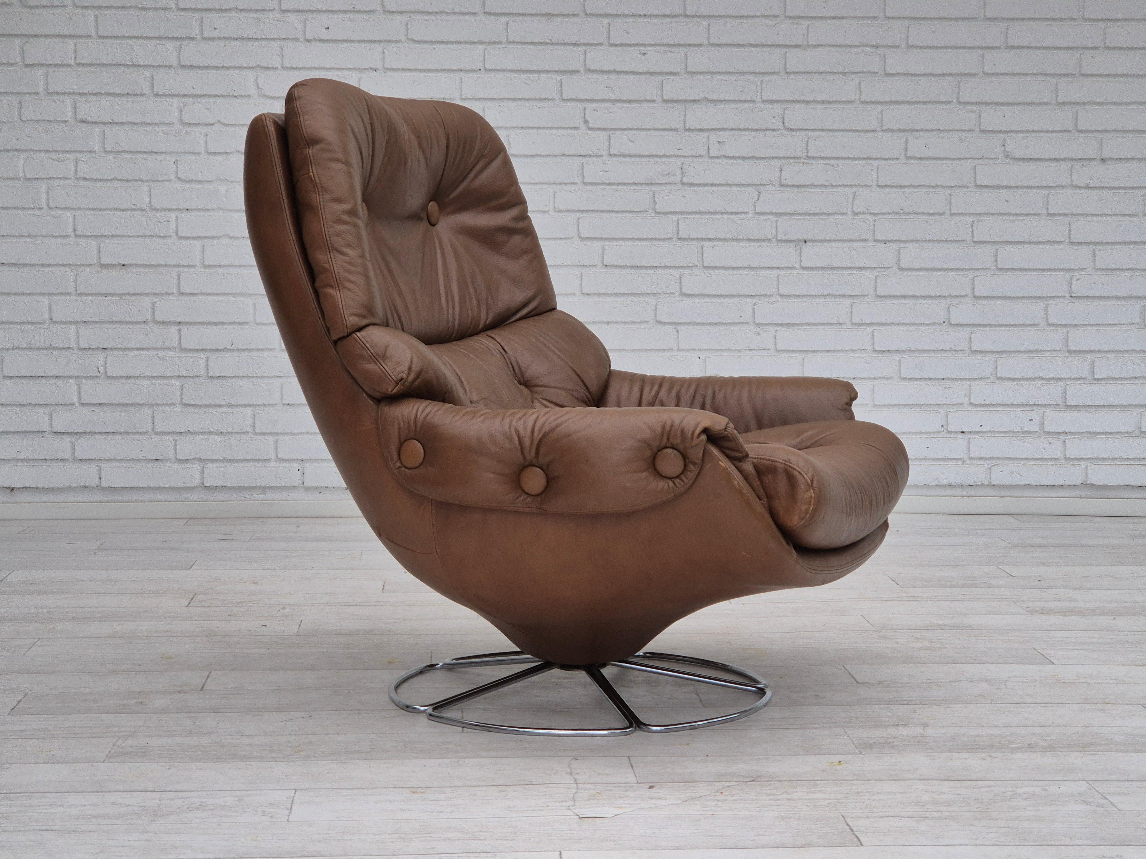 Années 1970, Design/One. Fauteuil pivotant en cuir brun. Très bon état d'origine : pas d'odeurs, pas de taches, construction stable. Base en acier chromé. Design/One classique des années 70. Fabriqué par un fabricant de meubles danois ou suédois
