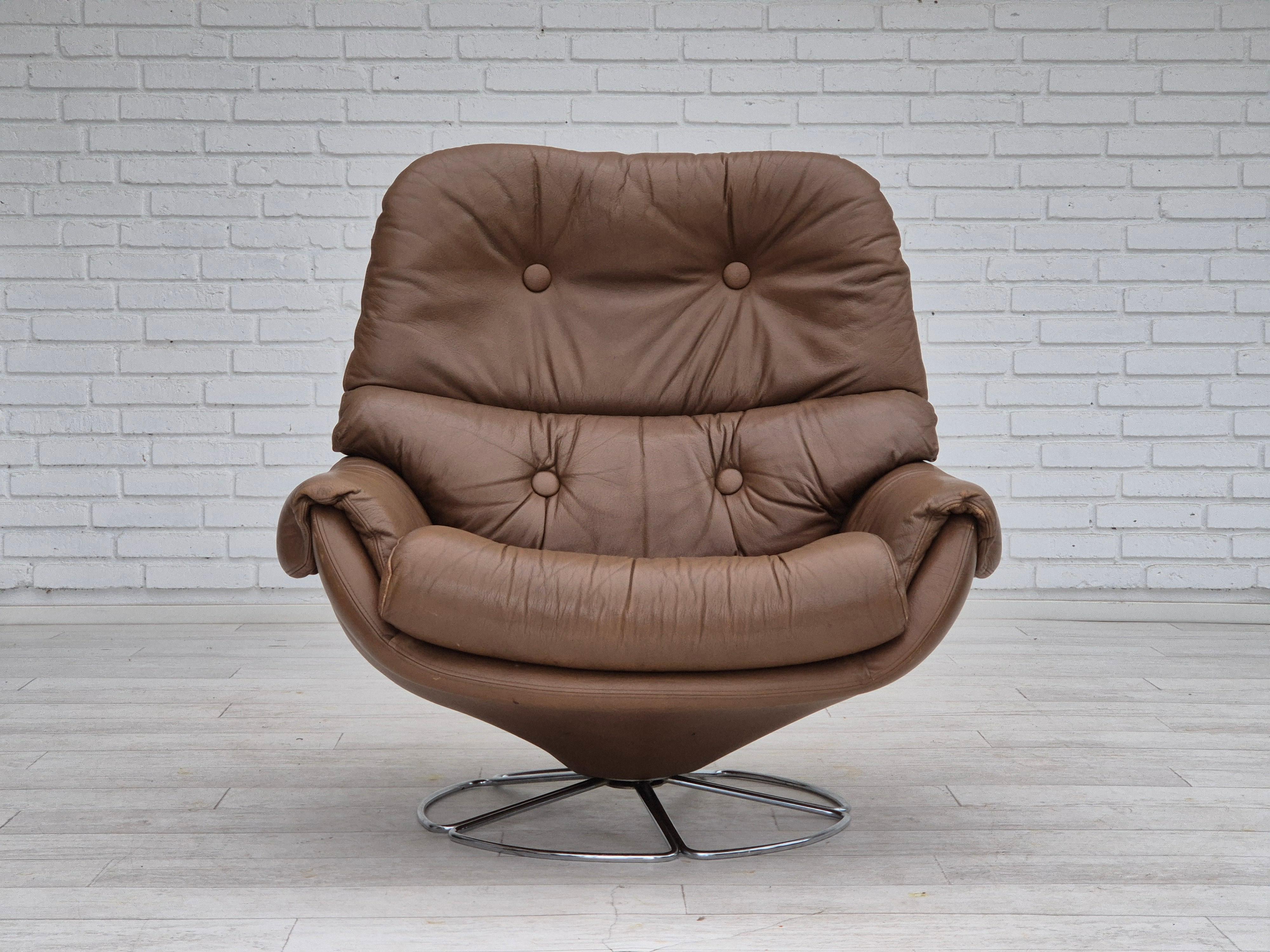 Scandinave moderne 1970, fauteuil pivotant scandinave, état d'origine, cuir d'ameublement marron. en vente
