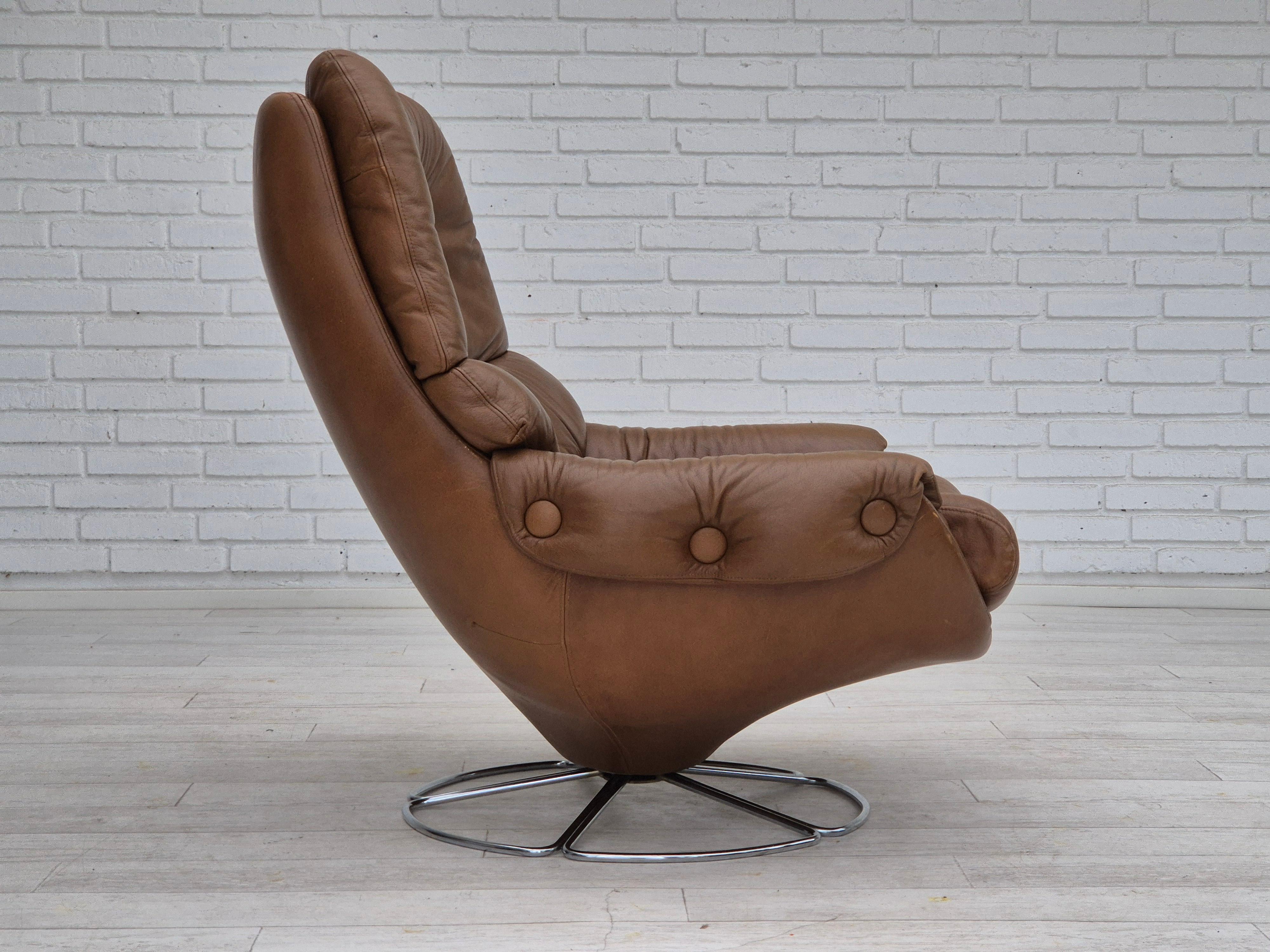 Danois 1970, fauteuil pivotant scandinave, état d'origine, cuir d'ameublement marron. en vente