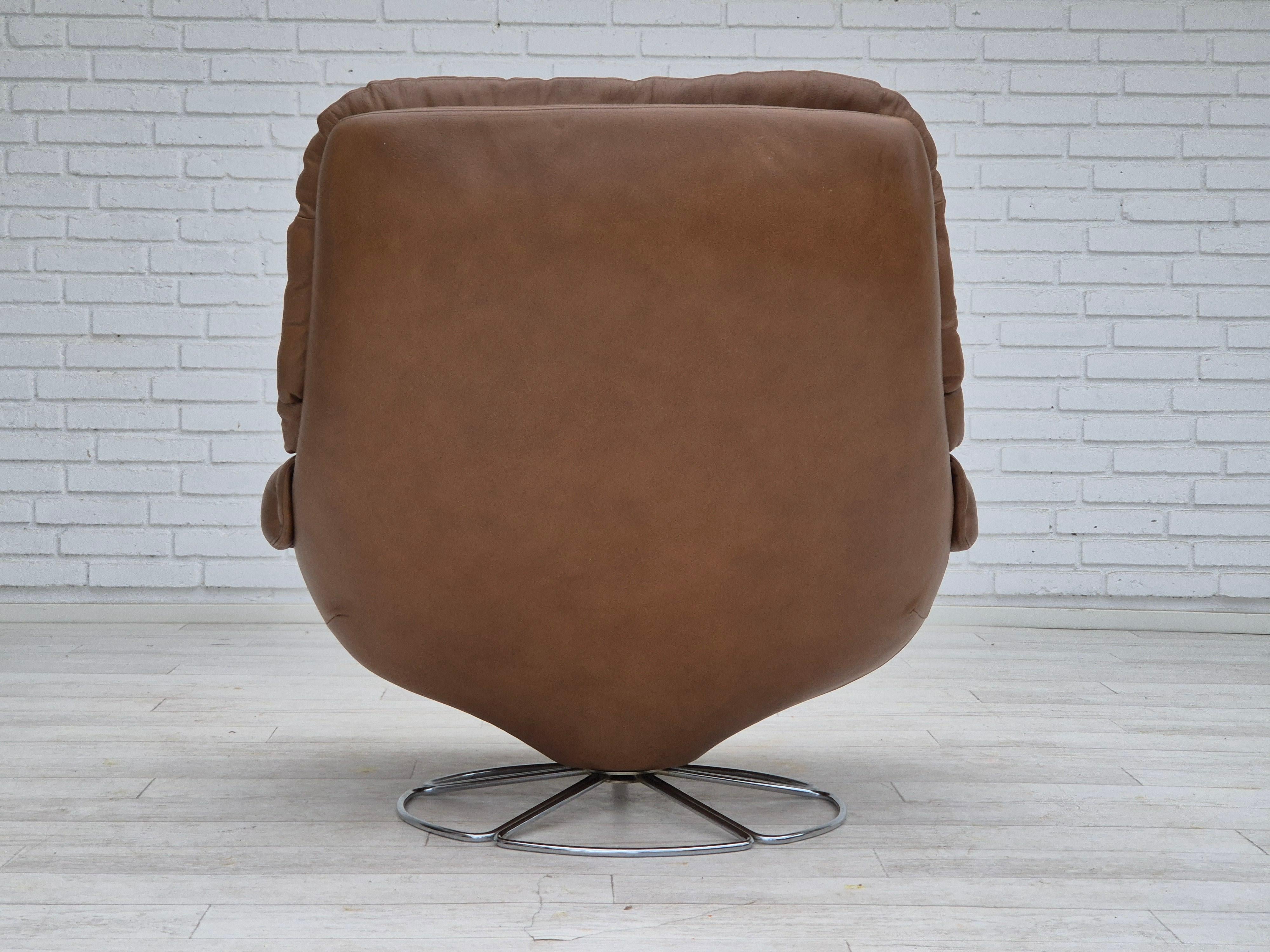 1970, fauteuil pivotant scandinave, état d'origine, cuir d'ameublement marron. Bon état - En vente à Tarm, 82