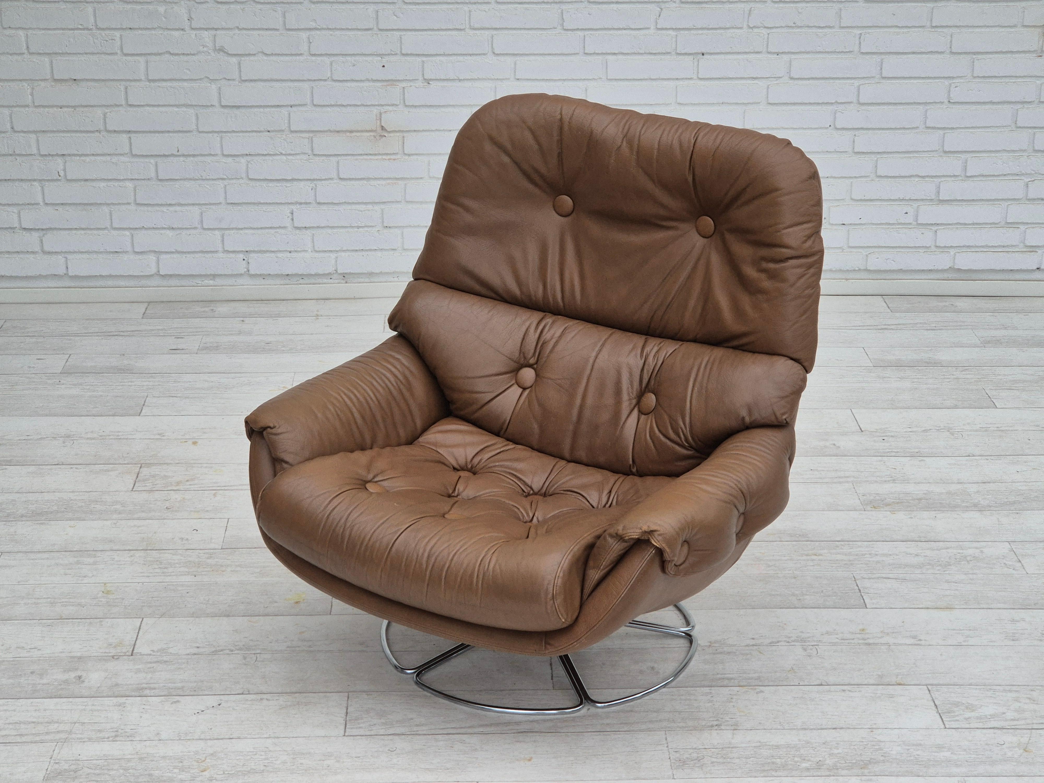 Fin du 20e siècle 1970, fauteuil pivotant scandinave, état d'origine, cuir d'ameublement marron. en vente