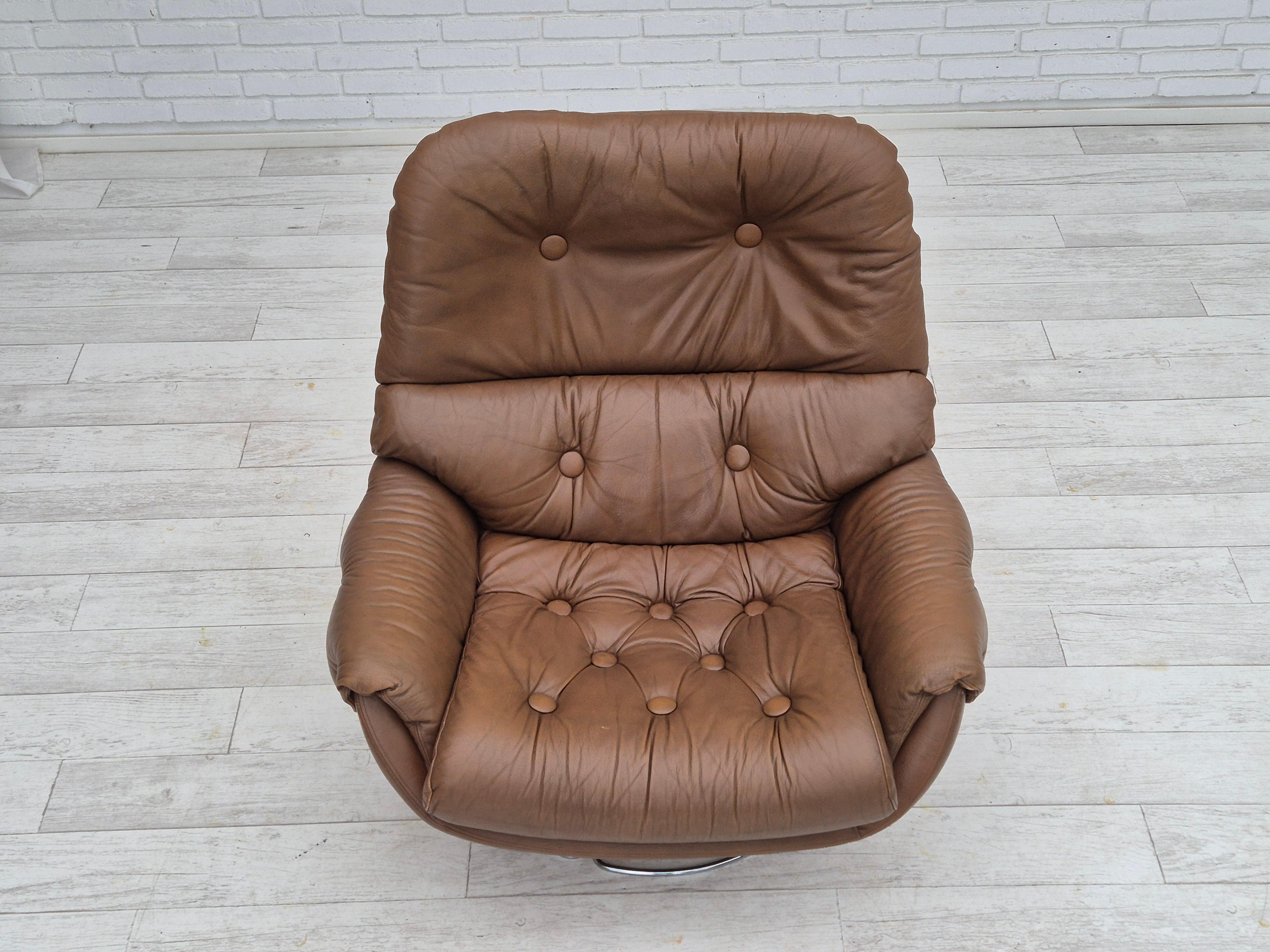 Acier 1970, fauteuil pivotant scandinave, état d'origine, cuir d'ameublement marron. en vente