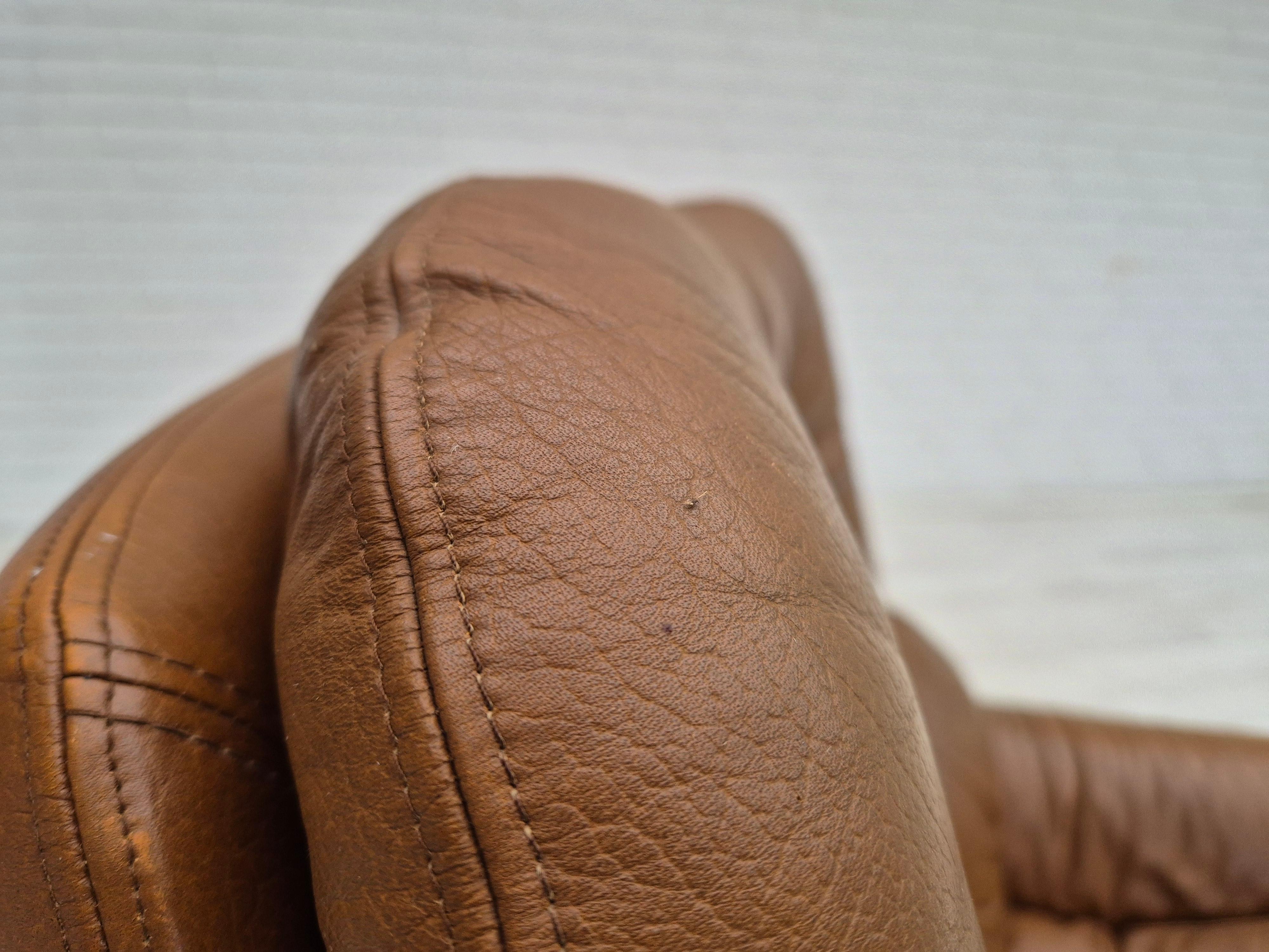 1970, fauteuil pivotant scandinave, état d'origine, cuir d'ameublement marron. en vente 1