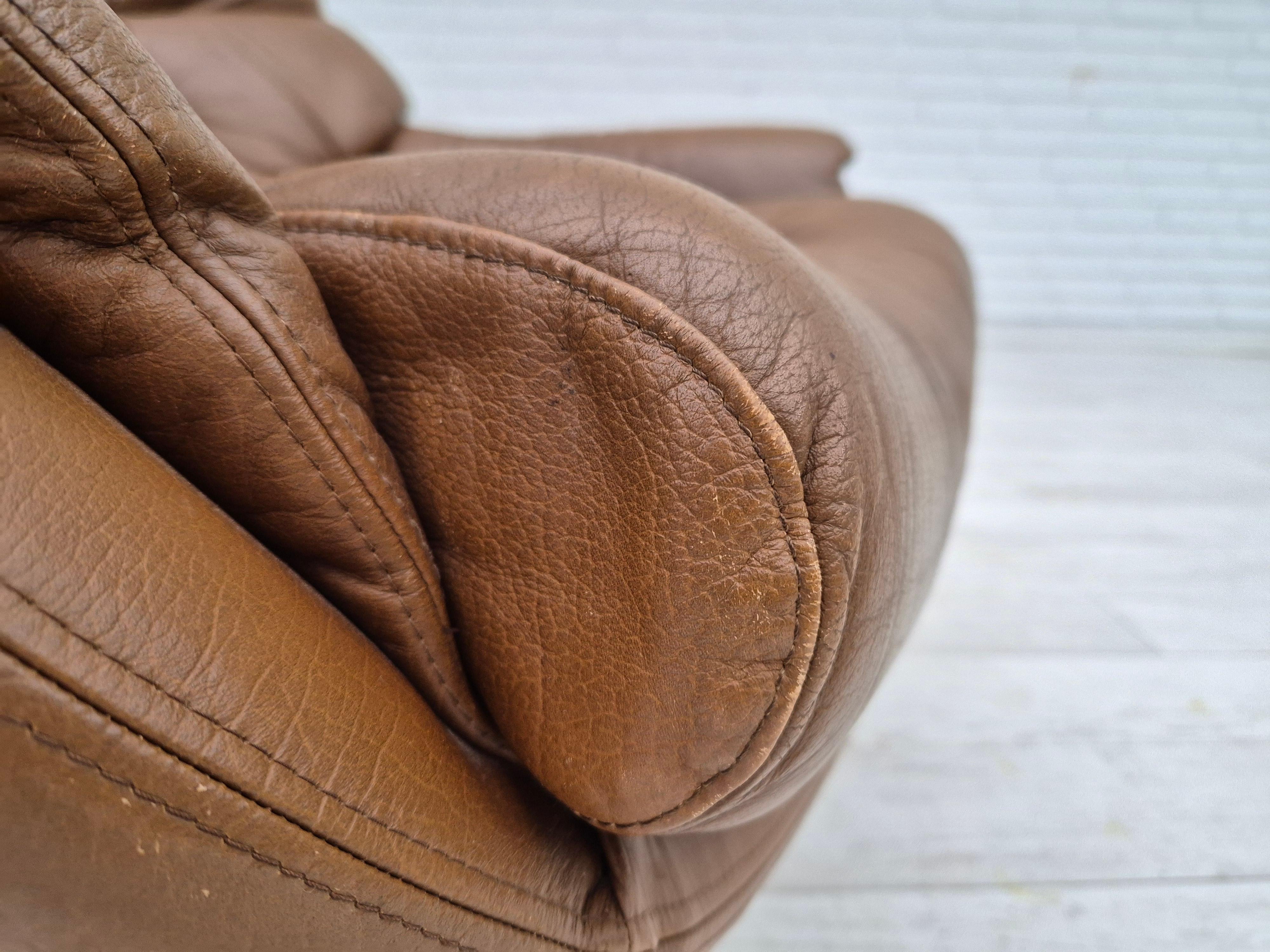 1970, fauteuil pivotant scandinave, état d'origine, cuir d'ameublement marron. en vente 2