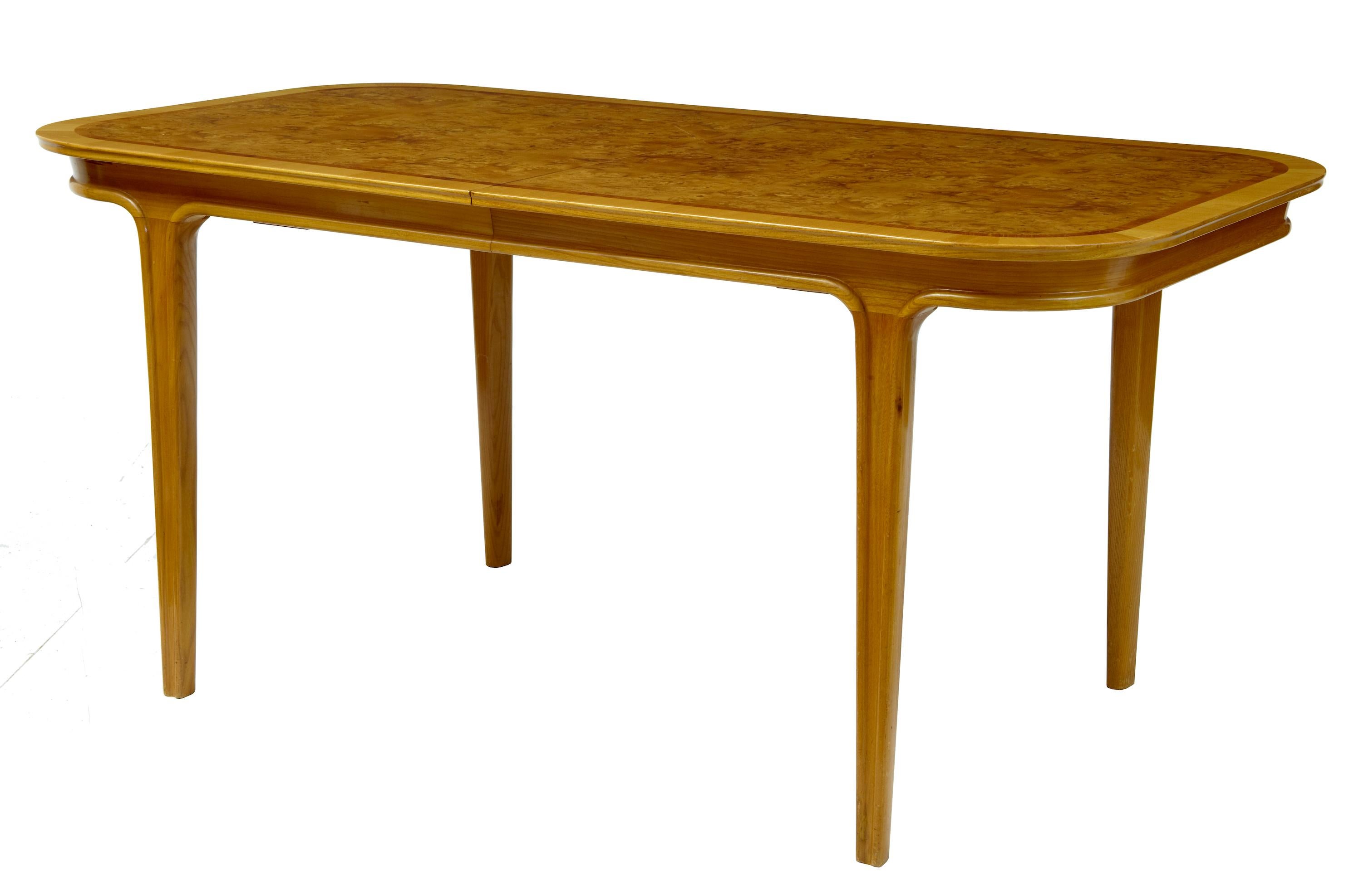 Stilvolles Stück Design des 20. Jahrhunderts, um 1970.
Ausziehbarer Tisch und vier Stühle von guter Qualität.
Platte aus Walnussfurnier mit Mahagoni und Buche mit Querstreifen.
Blätter lagern im geschlossenen Zustand im Tisch

Maße des