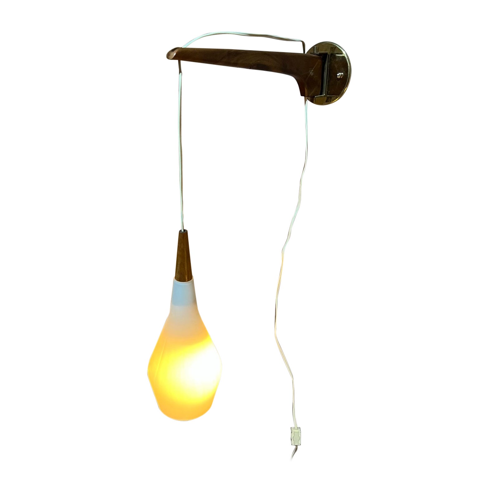 Lámpara de pared colgante escandinava moderna de los años 70 Madera de teca Vidrio esmerilado
Sin marcar, al estilo de la diseñadora finlandesa Lisa Johansson-Pape.
Altura y ángulo de giro regulables.
16 d x4 w sombra h 13 ajustable
Estado original