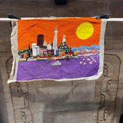 1970er Jahre Scenic Cityscape Vintage Tapestry Textile Art Purple and Orange