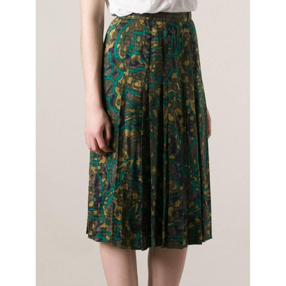 Jean Louis Scherrer silk pleated skirt with green, brown, kaki, beige and purple print, side zip, loop belt on waist. Lined.
Years: 1970s

Made in France

Size: 42 IT

Linear measures

Height: 72 cm
Waist: 33 cm