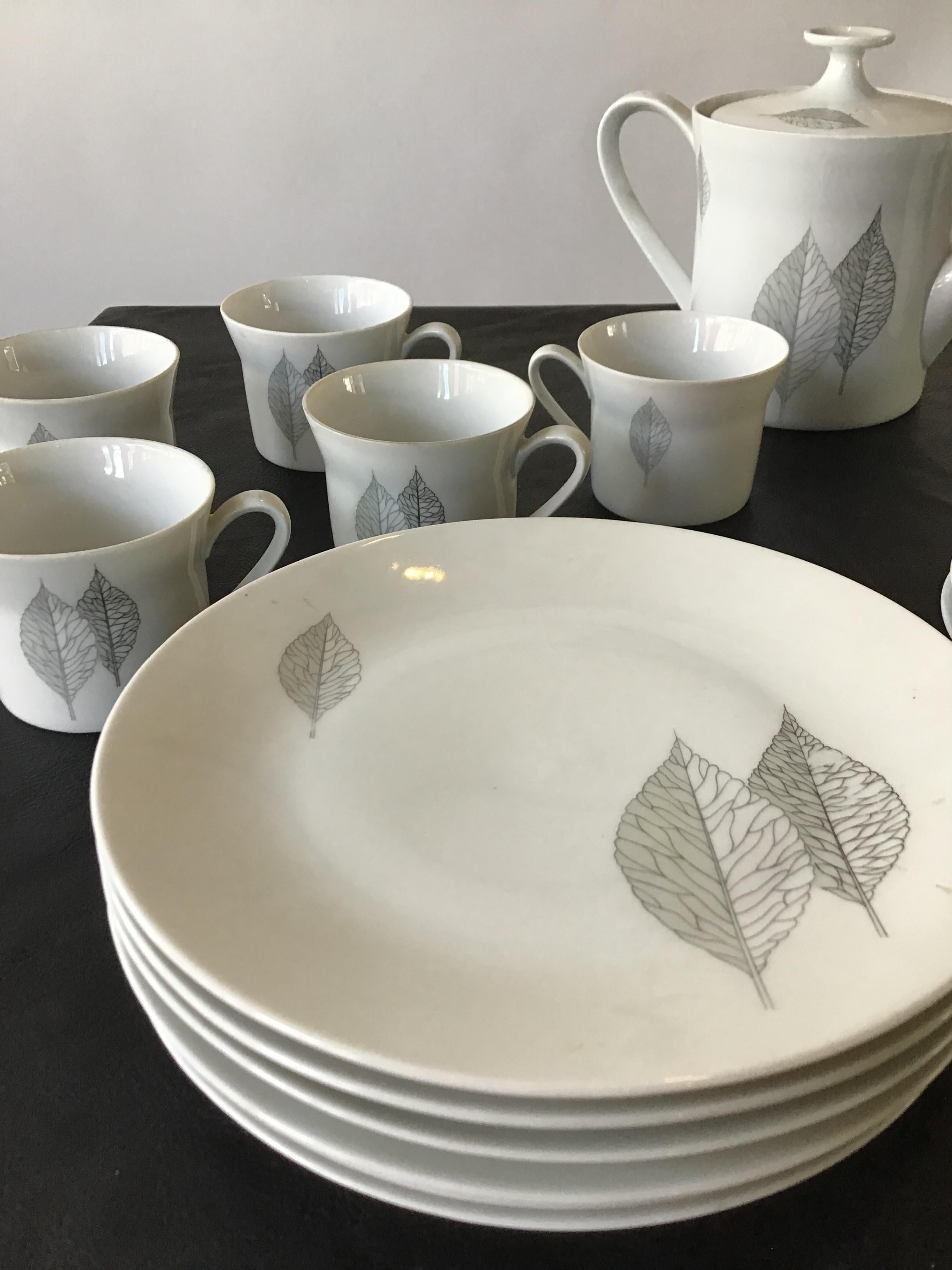 Teiera
Crema di latte
5 tazze da tè
6 piattini
6 piatti da dessert
Set da dessert Scherzer Bavaria degli anni '70.