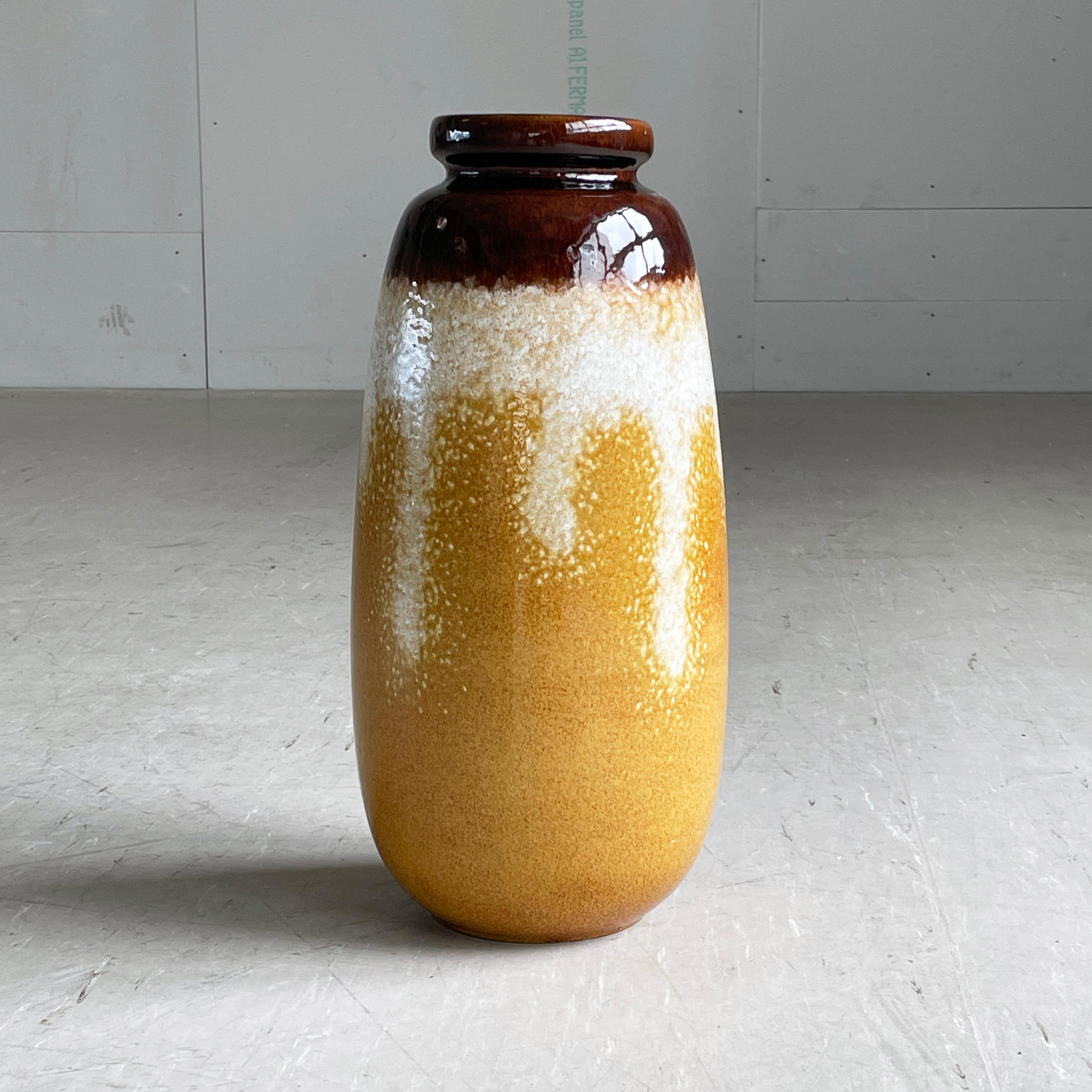 Vaso Scheurich Germania Ovest del 1970 284-47. Con forte smalto ocra, marrone e bianco. Marcato sulla base: 284-47 W. Germany. In ottime condizioni vintage. Una bellissima aggiunta a qualsiasi casa moderna.