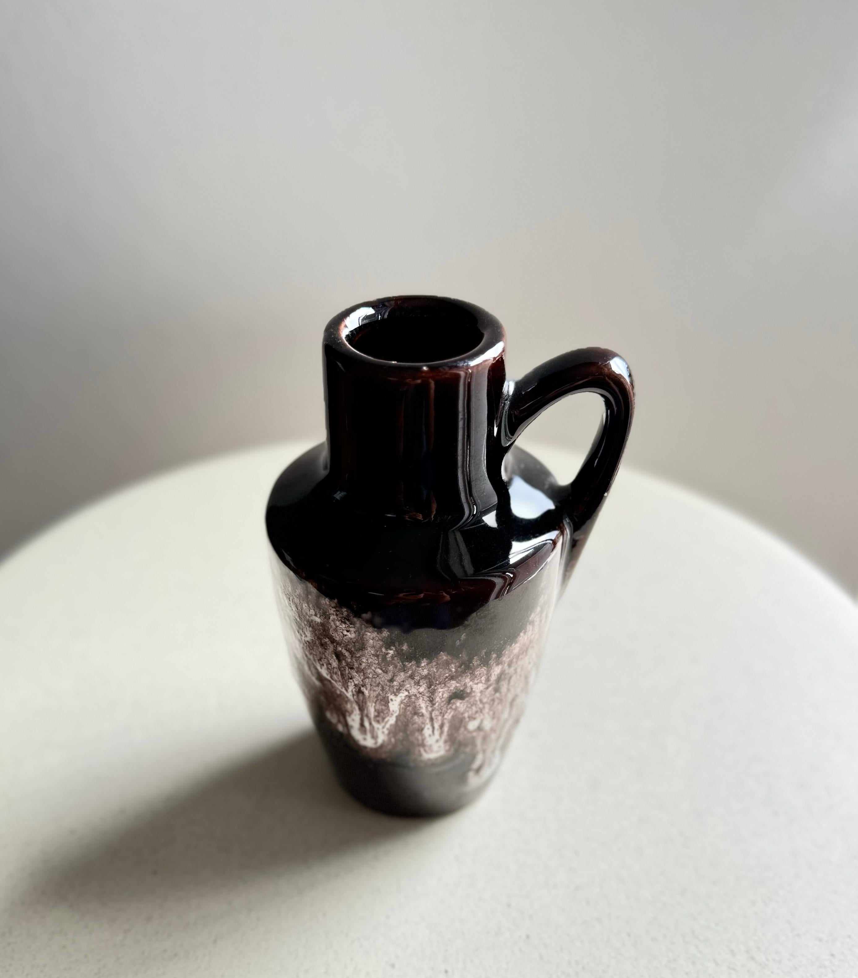 Discover this stunning Scheurich vase, a true gem from the renowned West German manufacturer. Designed by the legendary Heinz Siery in the 1970s, this vase features the iconic series number 405-13.5 and boasts a beautiful brown color with cream