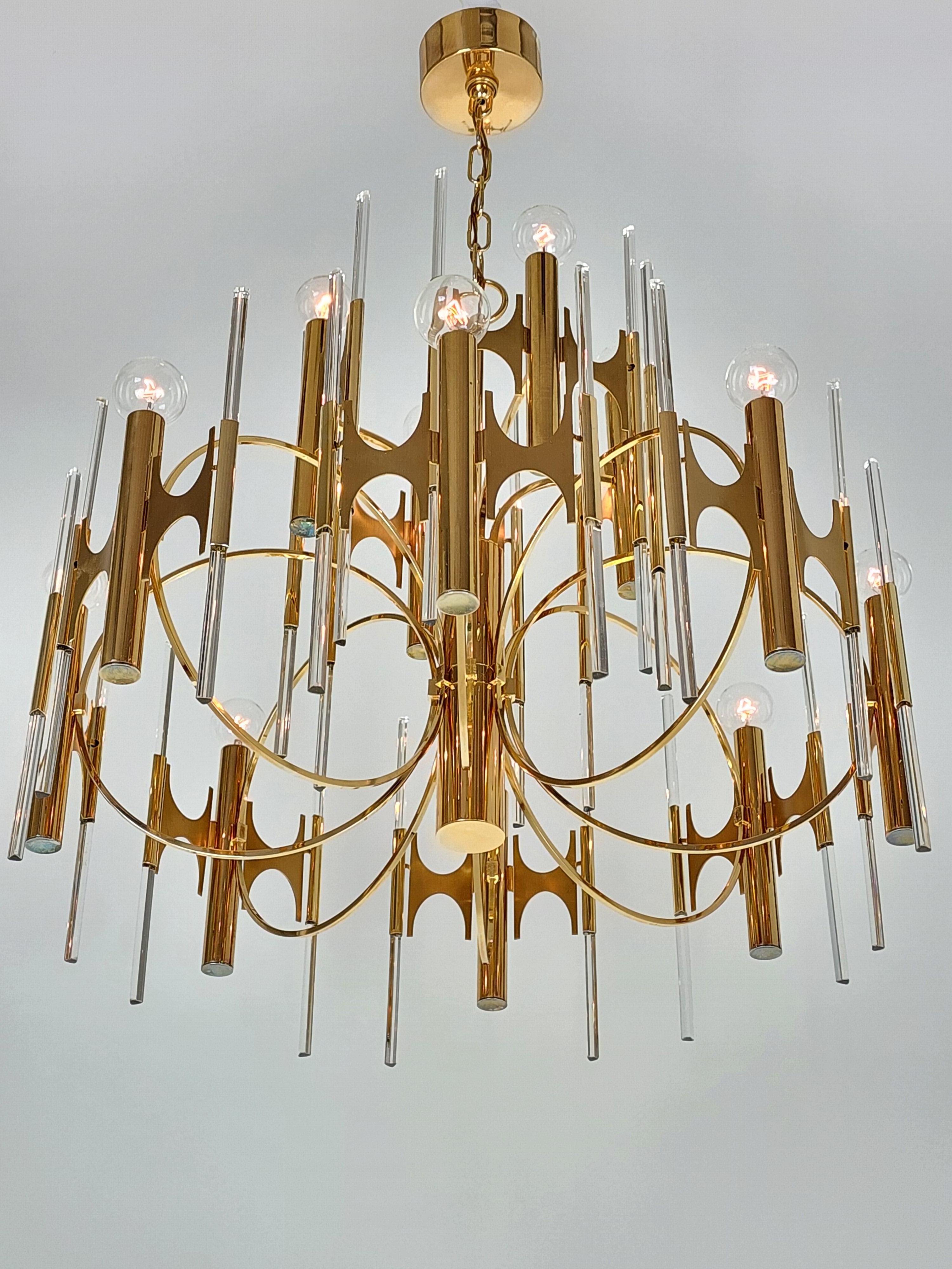 1970s Sciolari 12 Lights Brass Chandelier with Glass Rod, Italy In Good Condition For Sale In St- Leonard, Quebec