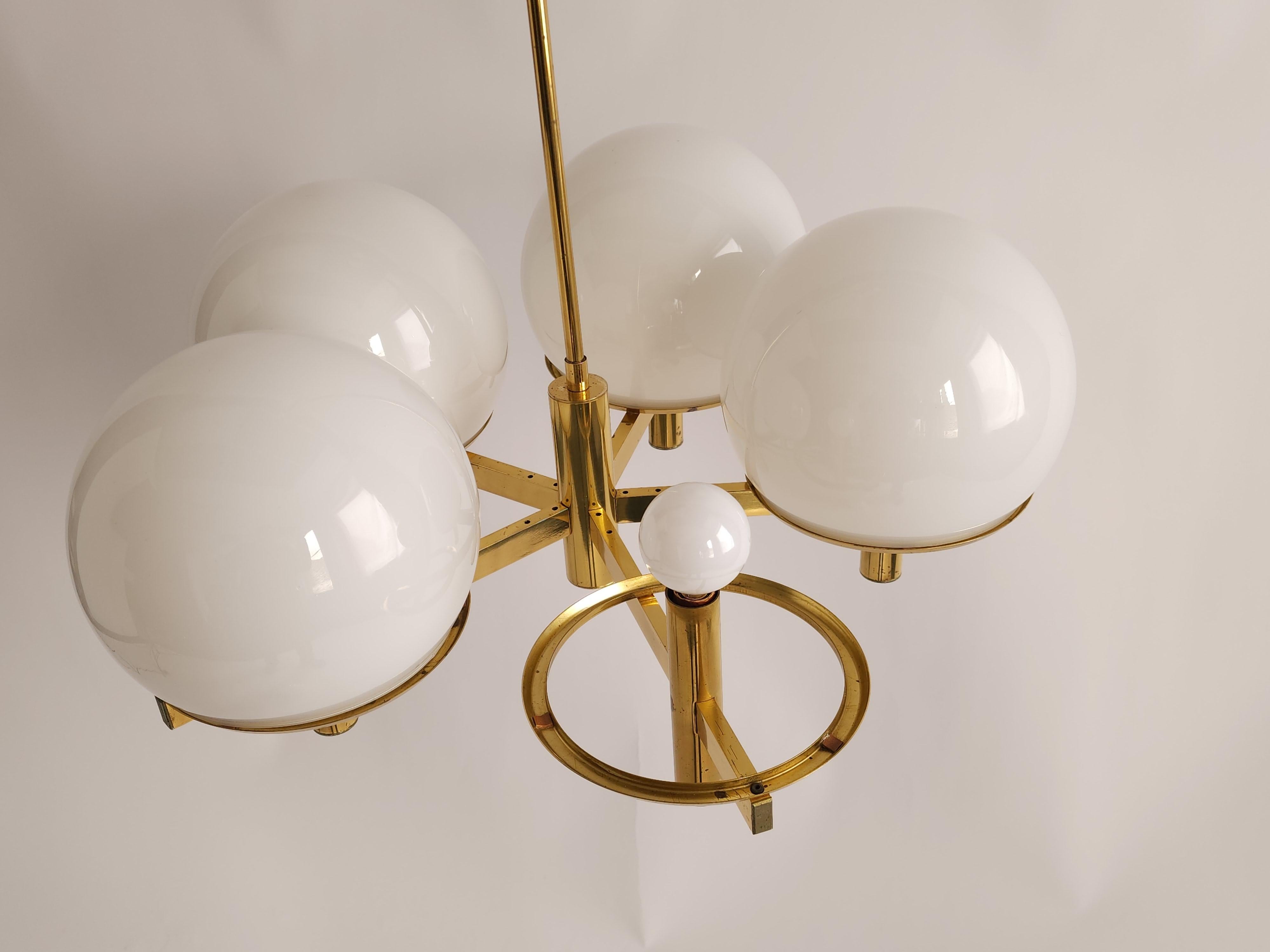 1970s Sciolari 5 Arm Brass Chandelier with Huge Glass Shade, Italy  In Good Condition For Sale In St- Leonard, Quebec