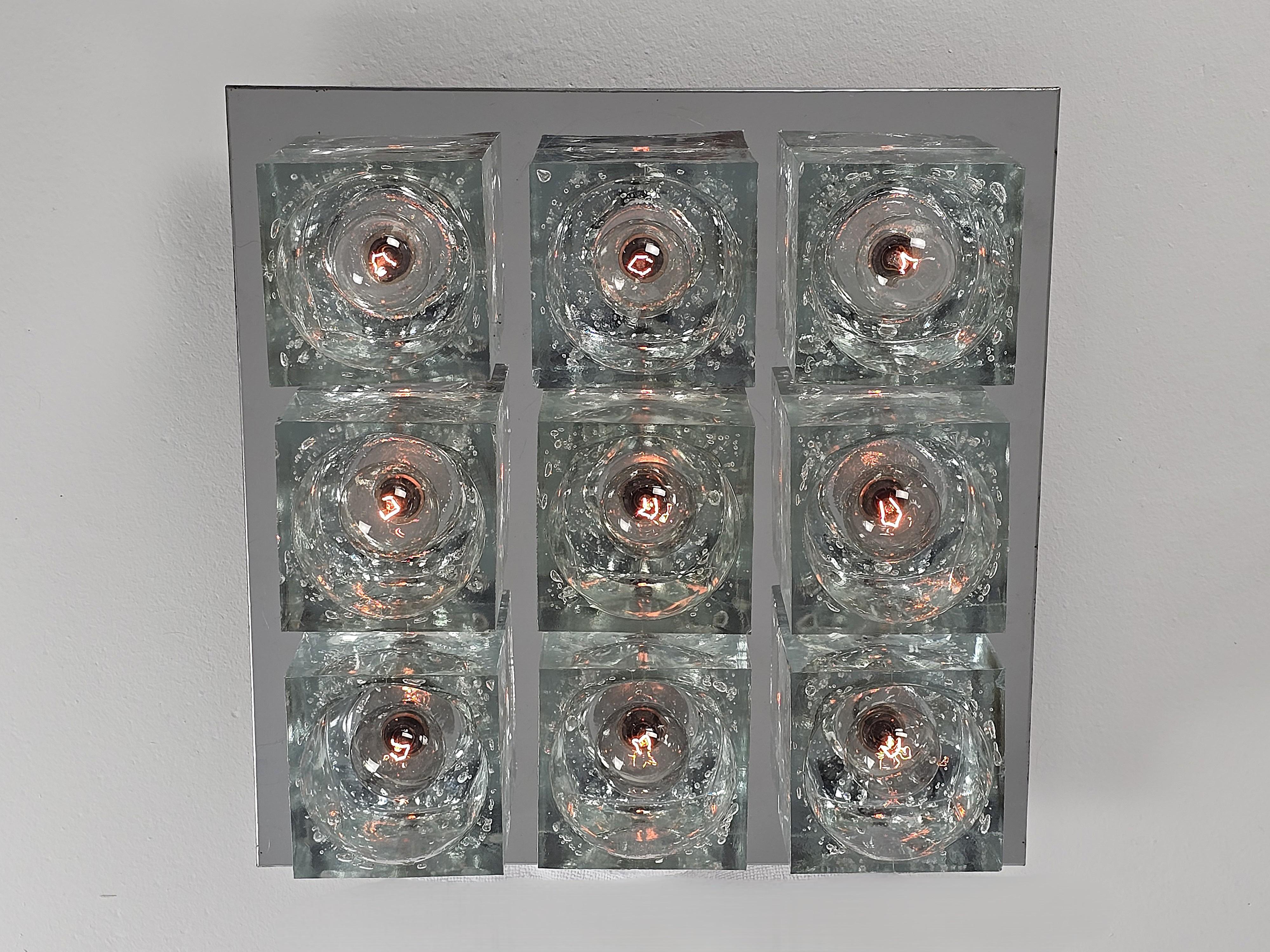 1970s   Sciolari  9 Thick Glass Cube Flush Mount for Lightolier , USA In Good Condition For Sale In St- Leonard, Quebec